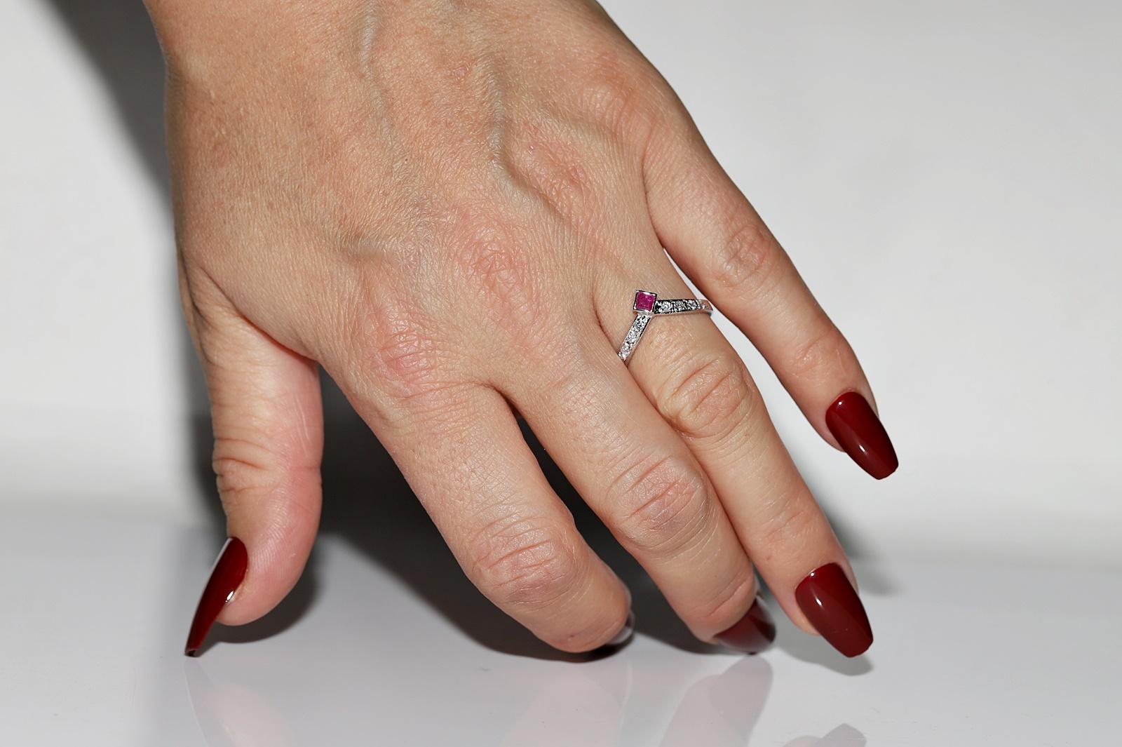 In ottime condizioni.
Il peso totale è di 2.2 grammi.
Totalmente è un diamante da 0,16 carati.
Il diamante ha colore H e purezza vs-s1.
Totalmente è un rubino da 0,15 ct.
La misura dell'anello è US 7 
Possiamo realizzare qualsiasi dimensione.
La