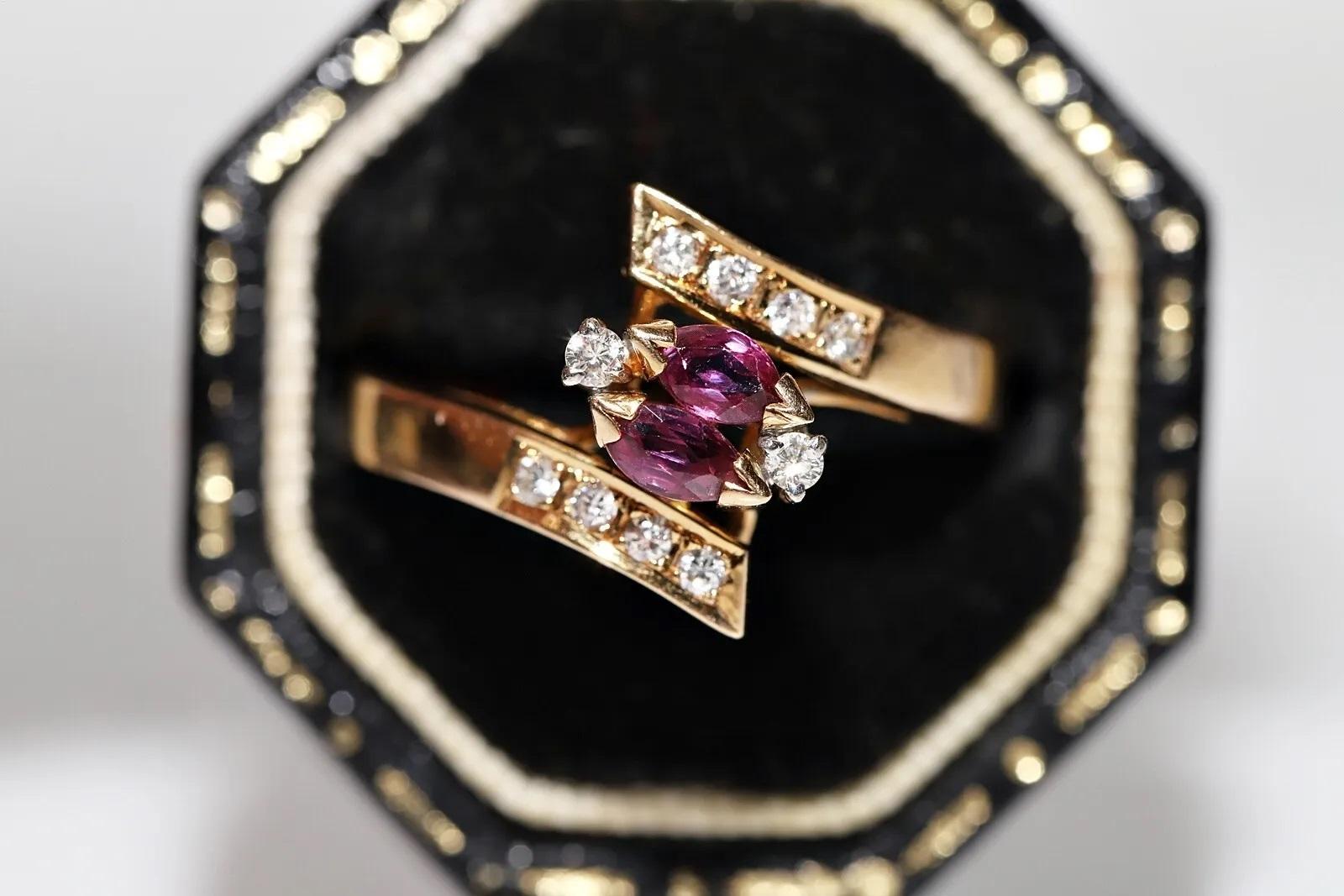 In ottime condizioni.
Il peso totale è di 3,3 grammi.
Il diamante è di 0,20 carati.
Il diamante ha colore G e calarità vs.
Totalmente è un rubino di 0,40 carati.
La misura dell'anello è US 6.3.
Possiamo realizzare qualsiasi dimensione.
La scatola