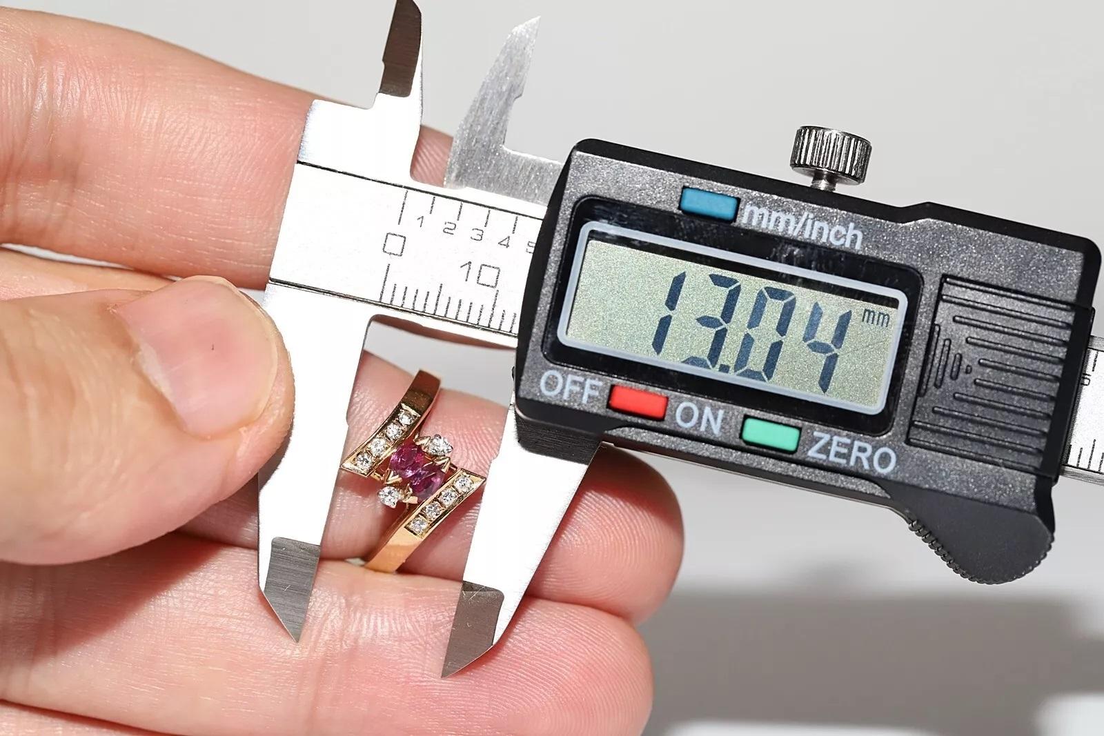 Anello decorato con diamanti naturali e rubini in oro 14k, CIRCA 1980 in vendita 3