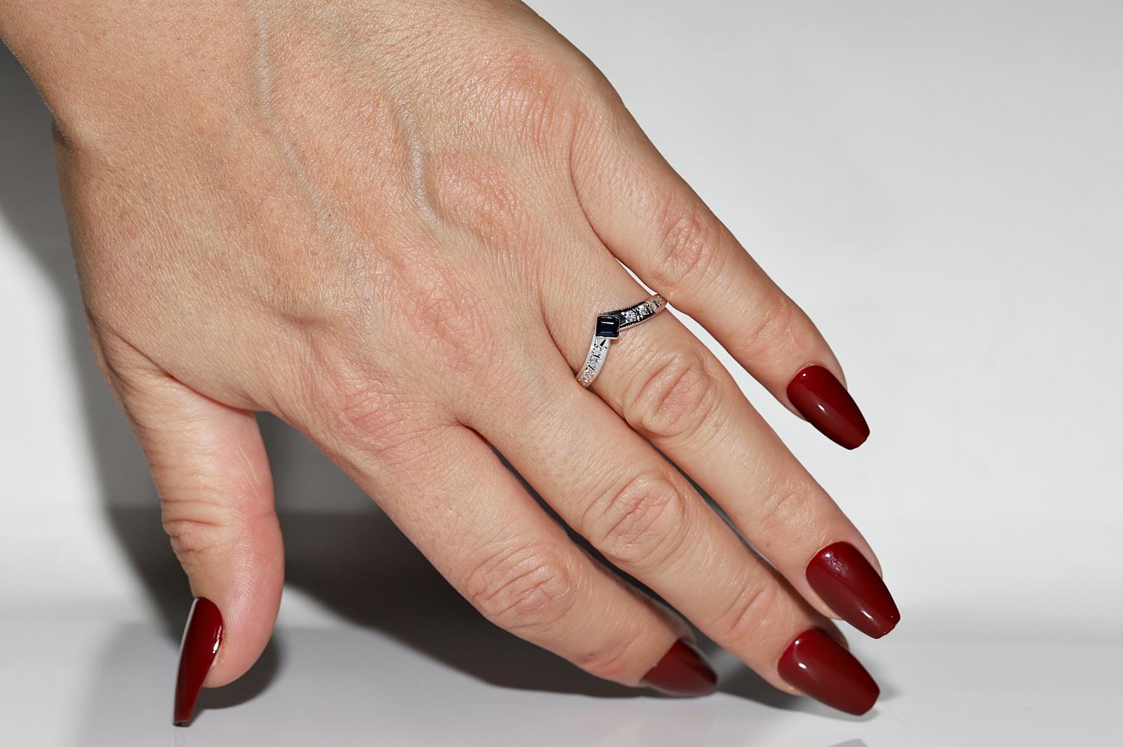 In sehr gutem Zustand.
Das Gesamtgewicht beträgt 2.1 Gramm.
Insgesamt ist Diamant 0,16 ct.
Der Diamant hat die Farbe H und die Reinheit vvs-vs.
Insgesamt ist Saphir 0,15 ct.
Ringgröße ist US 7
Wir können jede Größe herstellen.
Die Box ist nicht