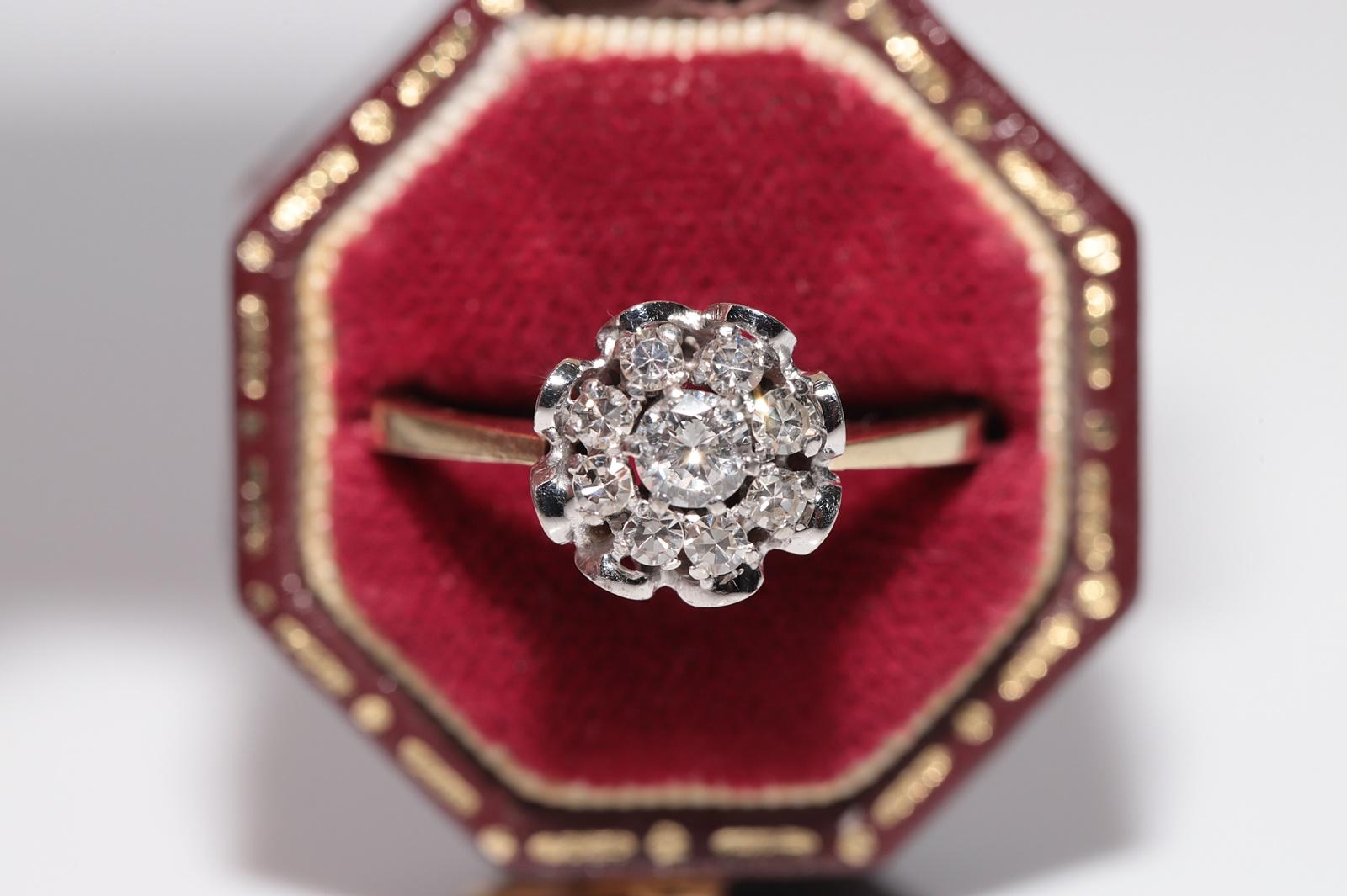 In ottime condizioni.
Il peso totale è di 3.5 grammi.
Totalmente è un diamante da 0,50 ct.
Il diamante ha un colore G-H-I e una purezza vvs-vs.
La misura dell'anello è US 7
Possiamo realizzare qualsiasi dimensione.
La scatola non è inclusa.
Per