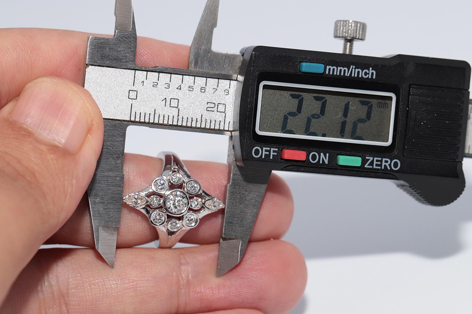 Vintage CIRCA 1980s 14k Gold Natürlicher Diamant Verziert Navette Design Ring im Angebot 4