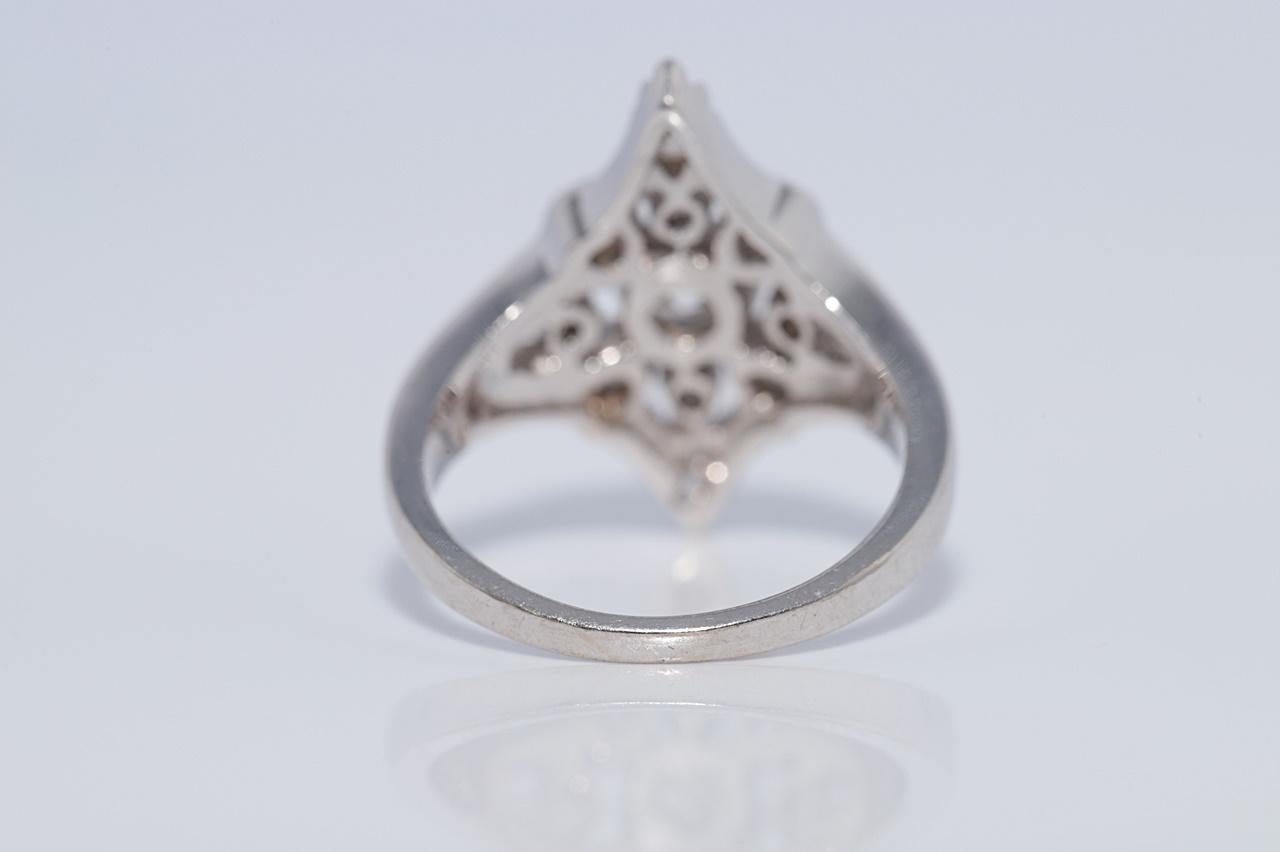 Vintage CIRCA 1980s 14k Gold Natürlicher Diamant Verziert Navette Design Ring im Angebot 1