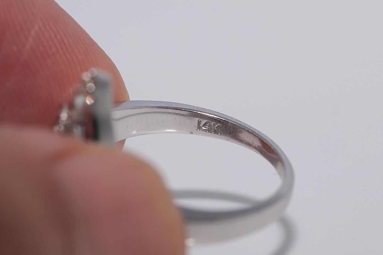 Vintage CIRCA 1980s 14k Gold Natürlicher Diamant Verziert Navette Design Ring im Angebot 2