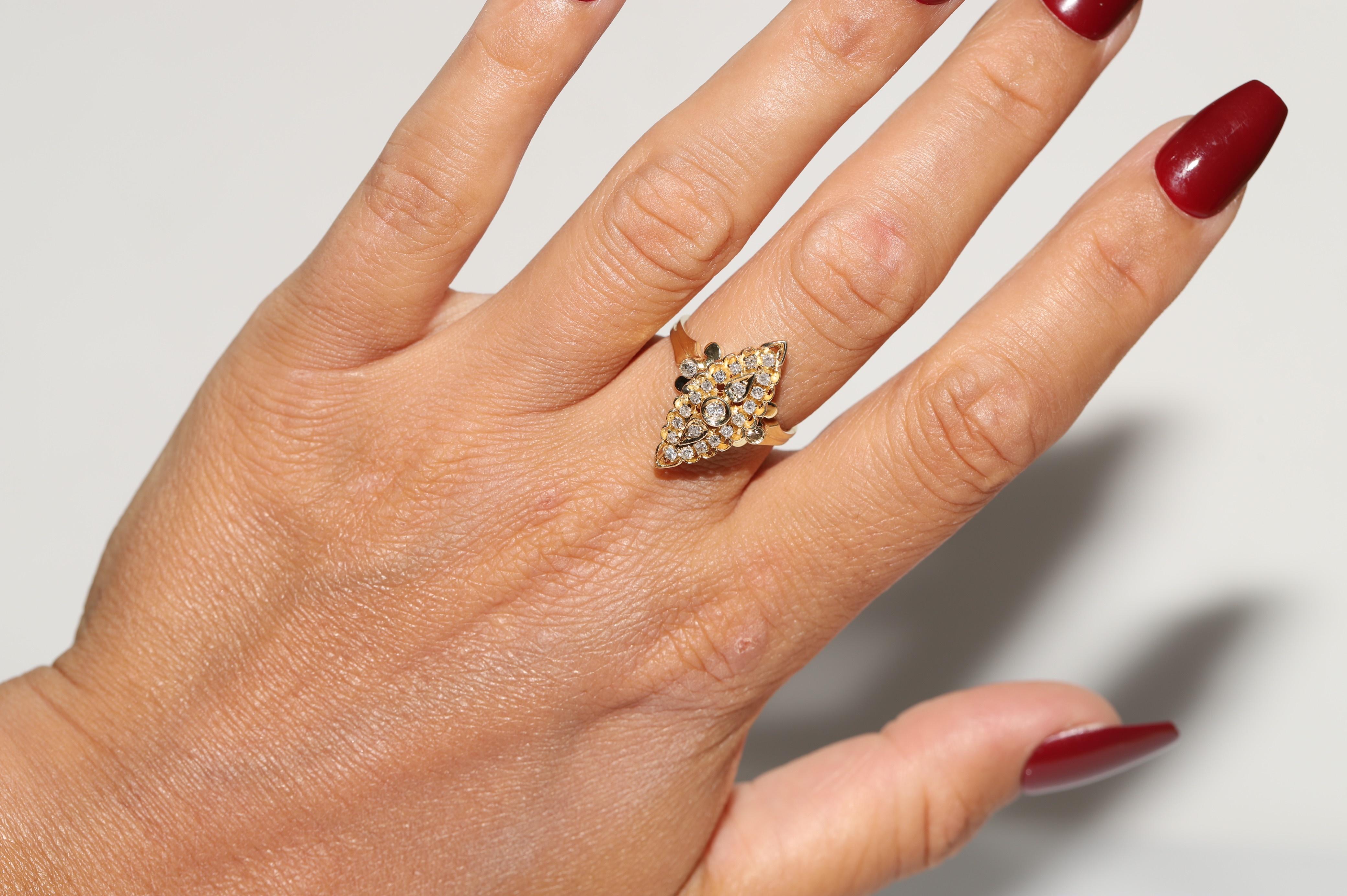 In sehr gutem Zustand.
Das Gesamtgewicht beträgt 4.9 Gramm.
Insgesamt ist Diamant 0,45 ct.
Der Diamant hat die Farbe H und die Reinheit vvs-vs-s1-s2.
Ringgröße ist US 6.75 
Wir können jede Größe herstellen.
Die Box ist nicht enthalten.
Bitte