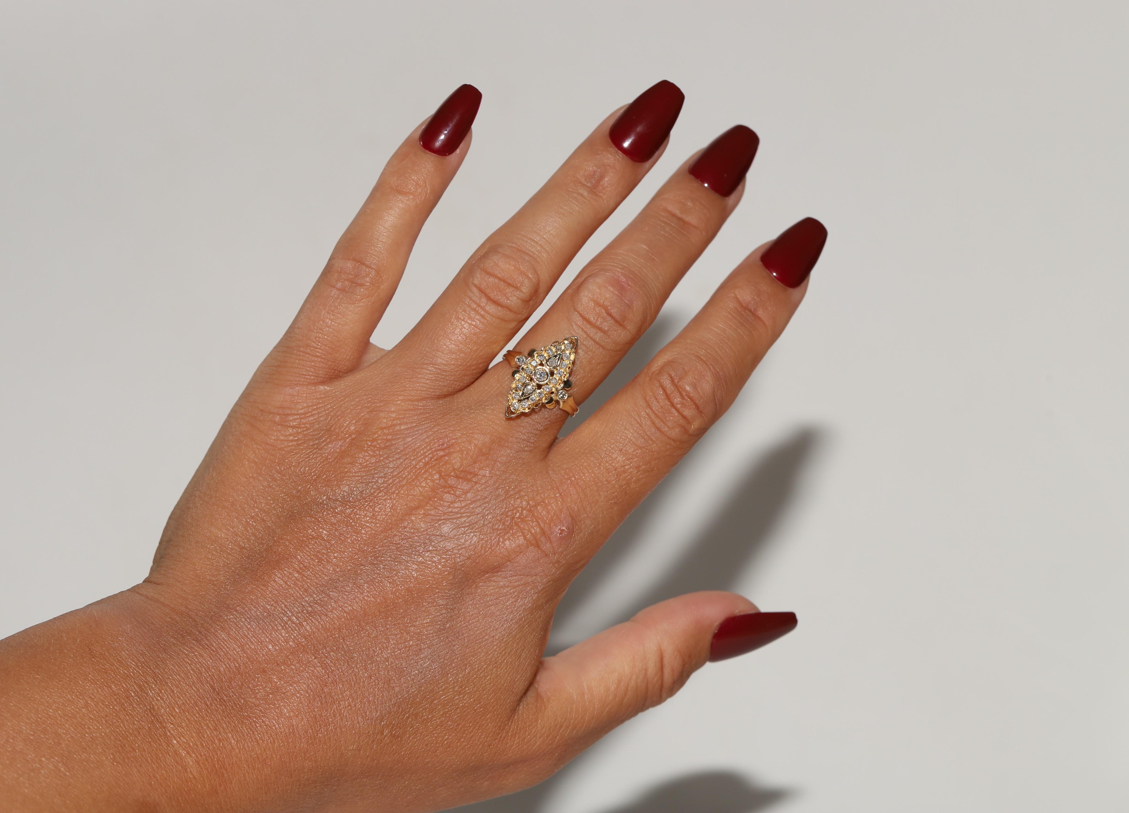 Vintage Circa 1980er Jahre 14k Gold Natürlicher Diamant Dekorierter Navette Ring (Retro) im Angebot