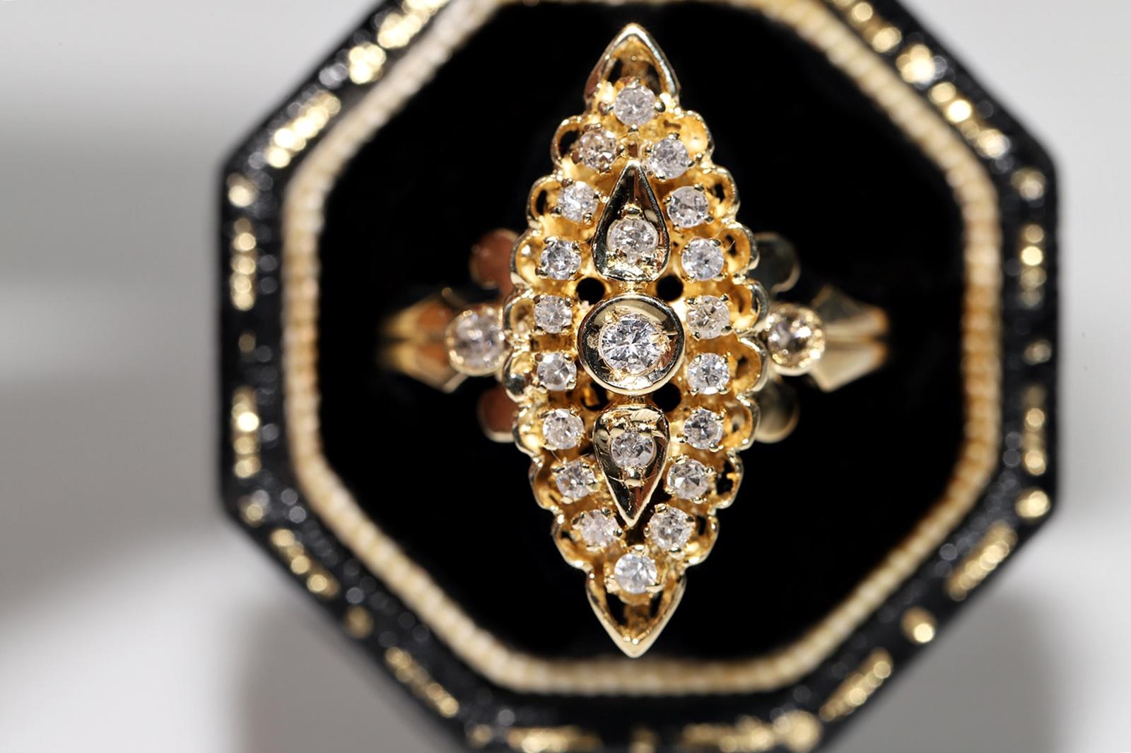 Vintage Circa 1980er Jahre 14k Gold Natürlicher Diamant Dekorierter Navette Ring im Angebot 1