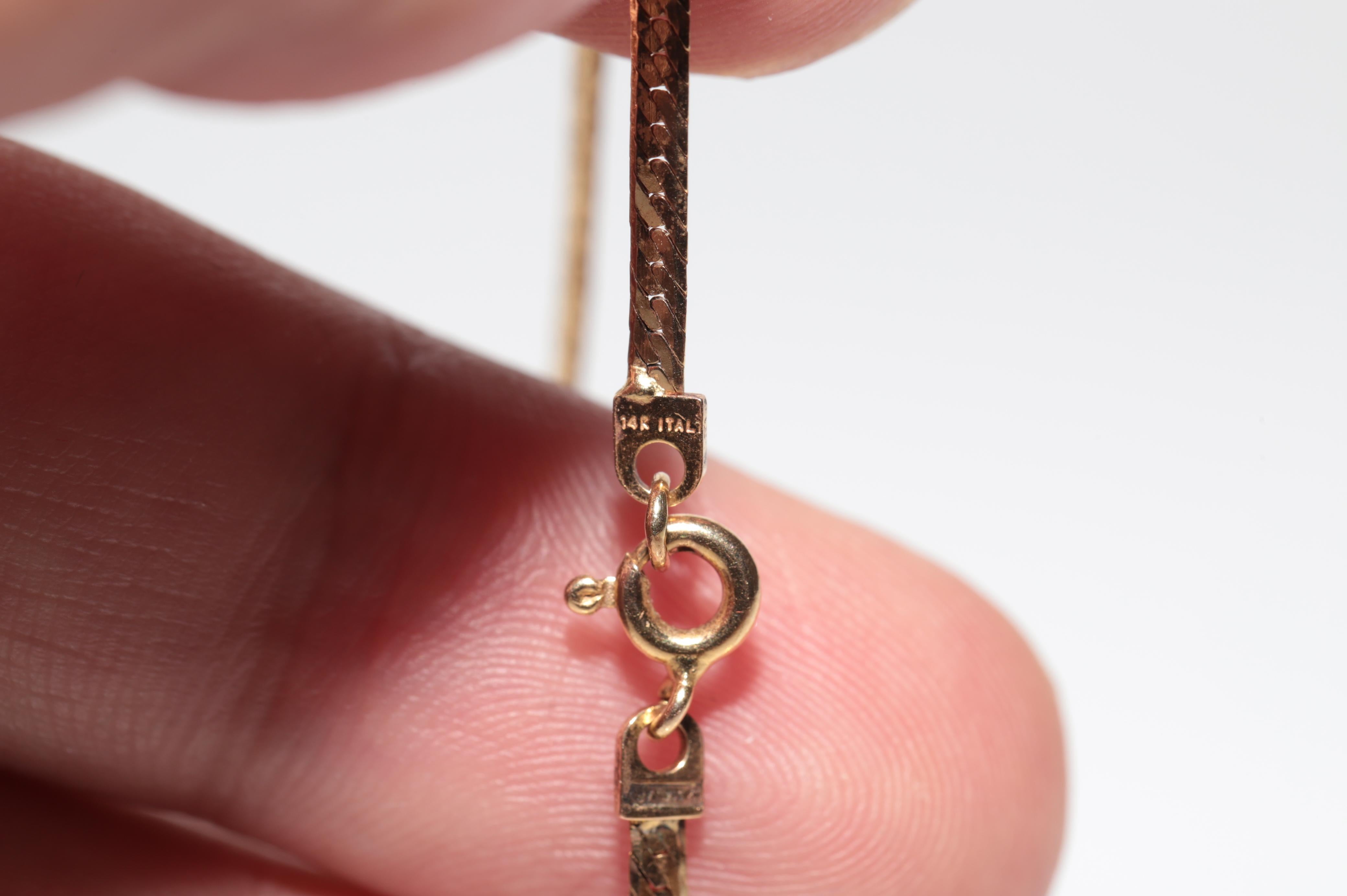 Vintage Circa 1980er Jahre 14k Gold Natürlicher Diamant Dekorierter Anhänger Halskette im Angebot 12