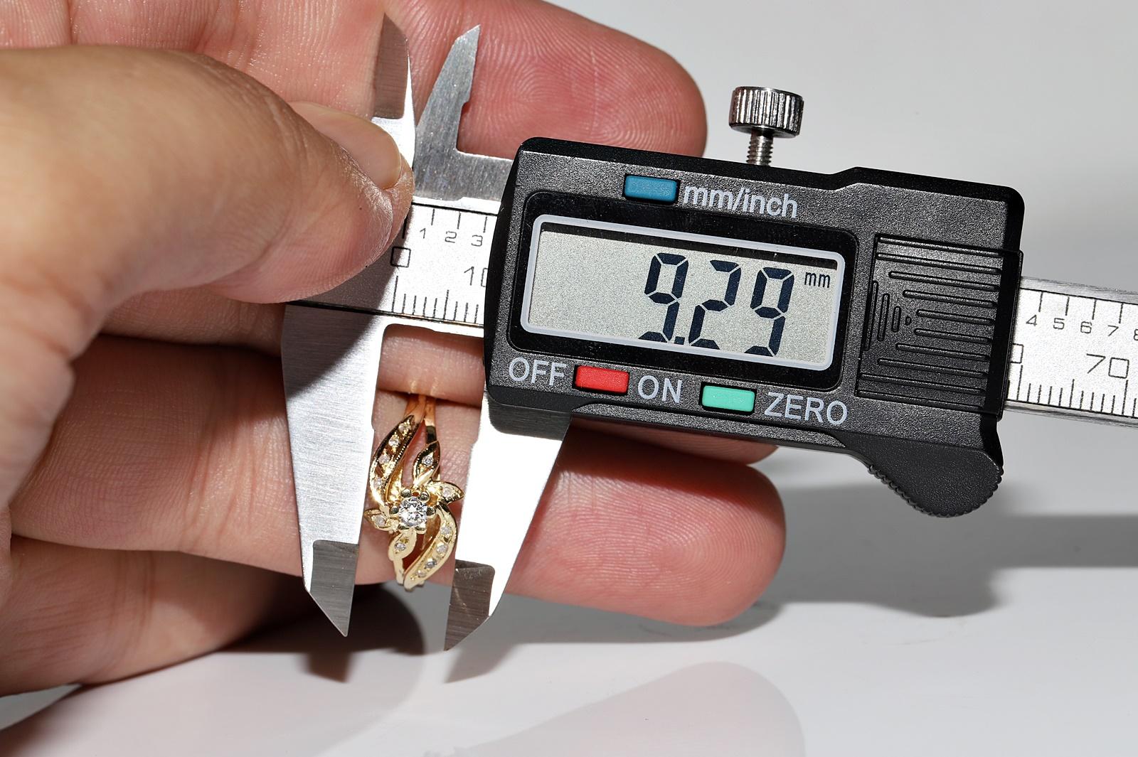 Circa 1980er Jahre  14k Gold Natürlicher Diamant Dekorierter hübscher Ring im Angebot 5