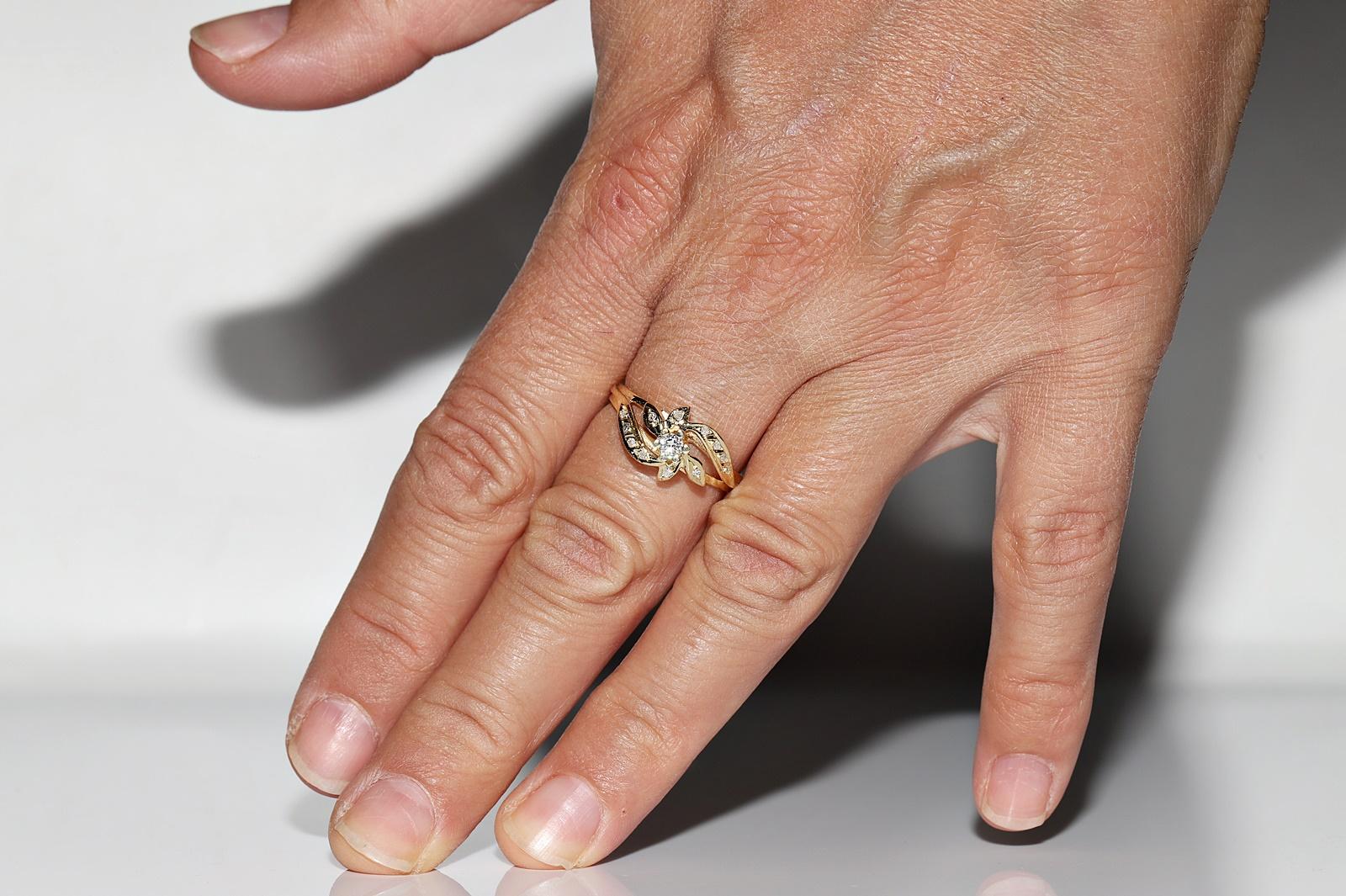 Circa 1980er Jahre  14k Gold Natürlicher Diamant Dekorierter hübscher Ring im Angebot 6