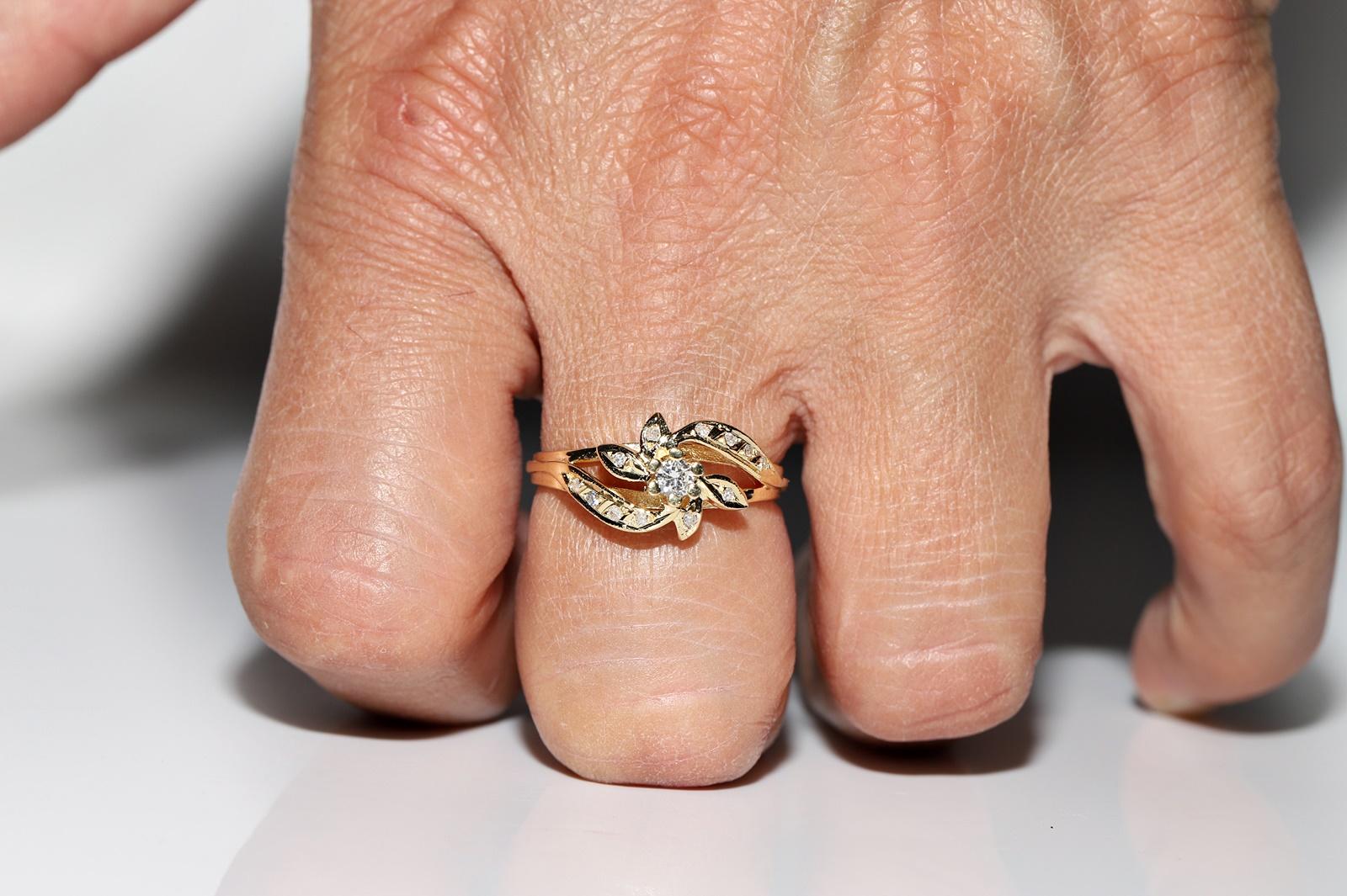 Circa 1980er Jahre  14k Gold Natürlicher Diamant Dekorierter hübscher Ring im Angebot 7