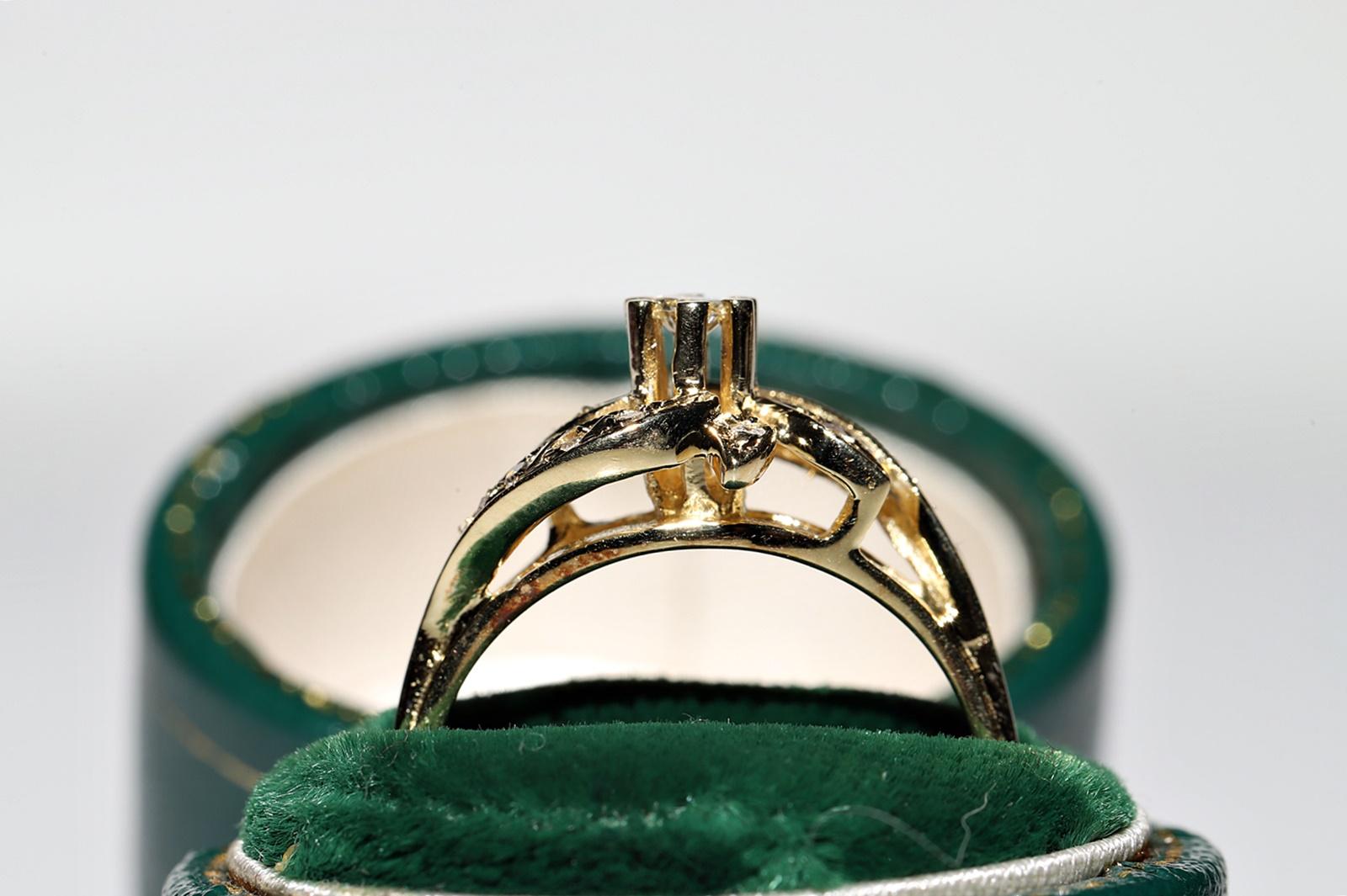 Retro Vintage Circa 1980s  14k Gold Natural Diamond Decorated Pretty Ring  For Sale