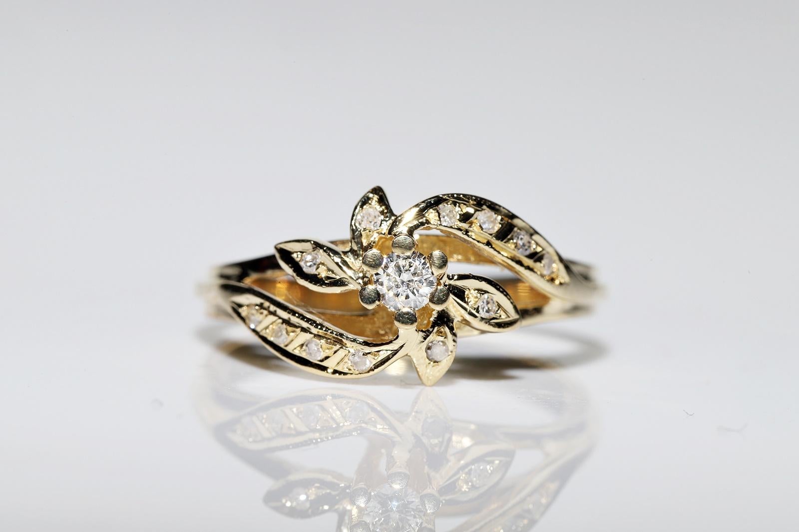 Circa 1980er Jahre  14k Gold Natürlicher Diamant Dekorierter hübscher Ring (Brillantschliff) im Angebot