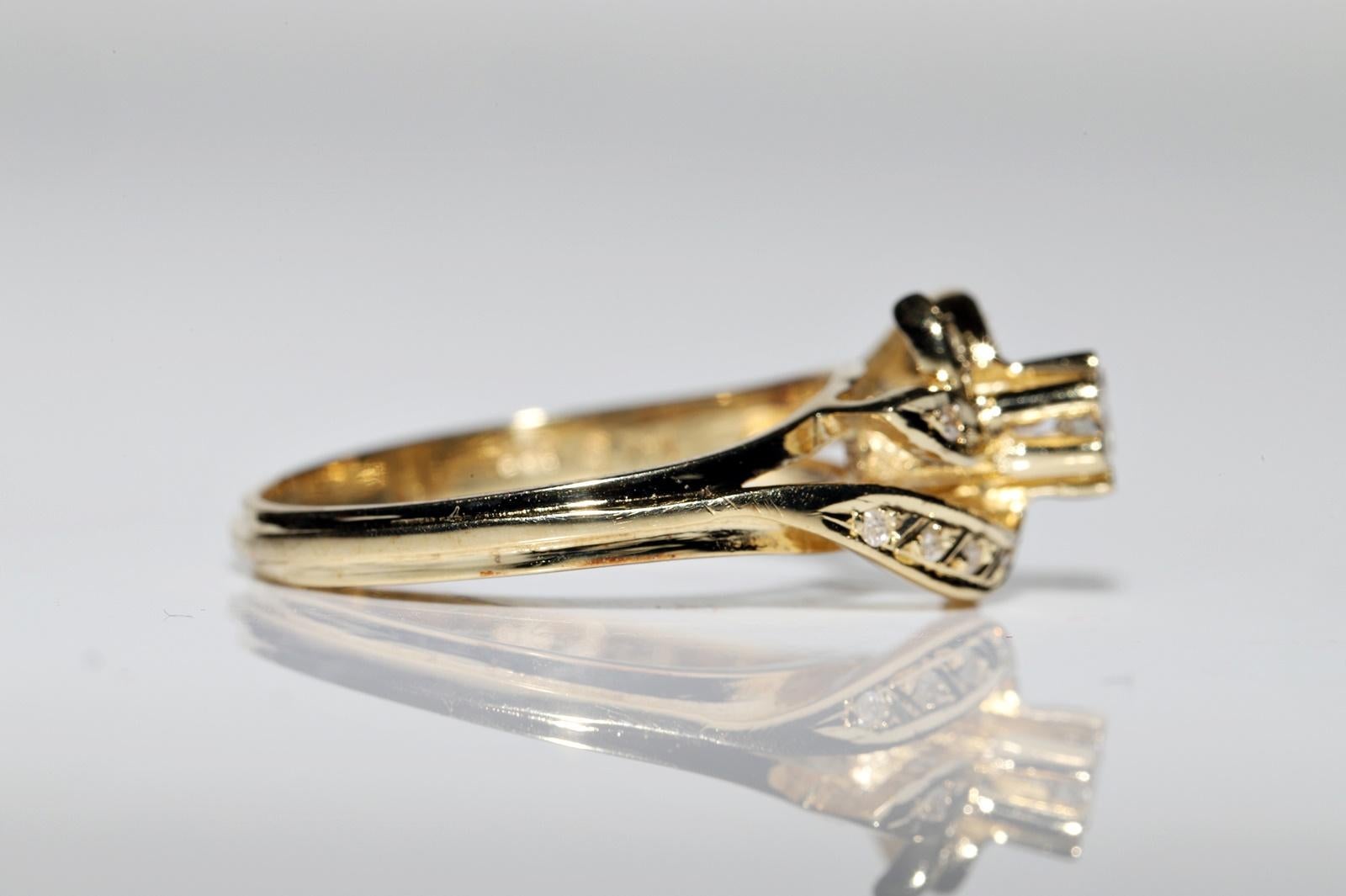 Circa 1980er Jahre  14k Gold Natürlicher Diamant Dekorierter hübscher Ring Damen im Angebot