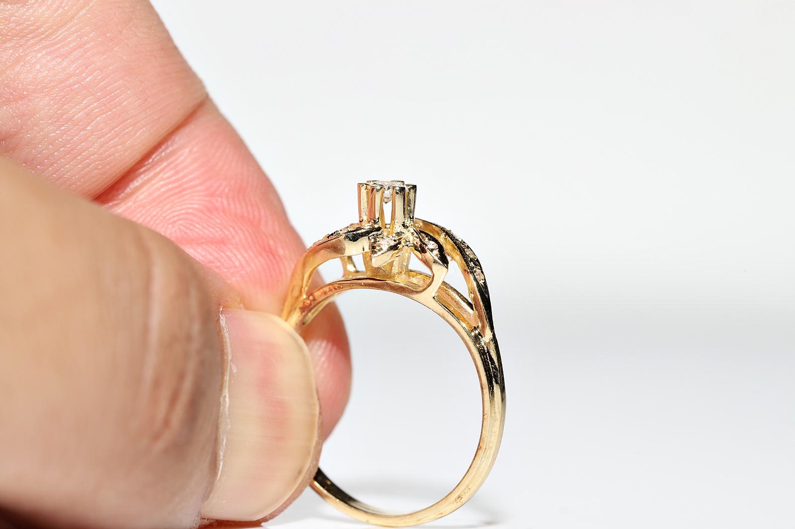 Circa 1980er Jahre  14k Gold Natürlicher Diamant Dekorierter hübscher Ring im Angebot 1