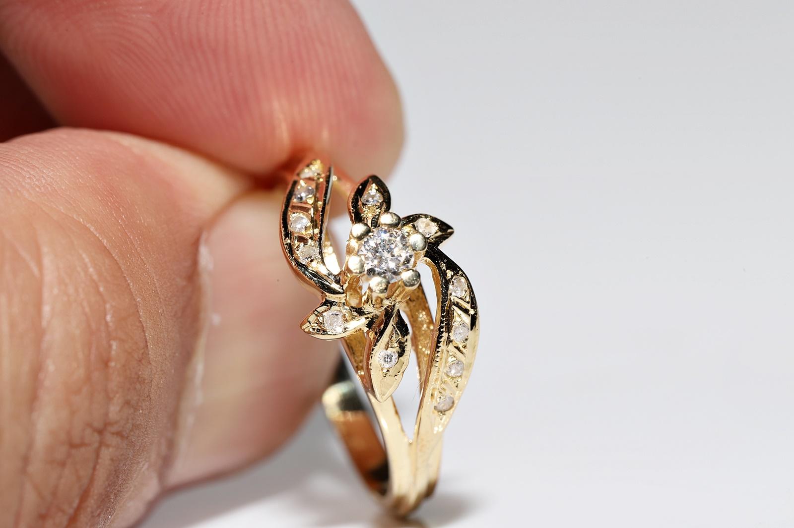 Vintage Circa 1980s  14k Gold Natural Diamond Decorated Pretty Ring  For Sale 3