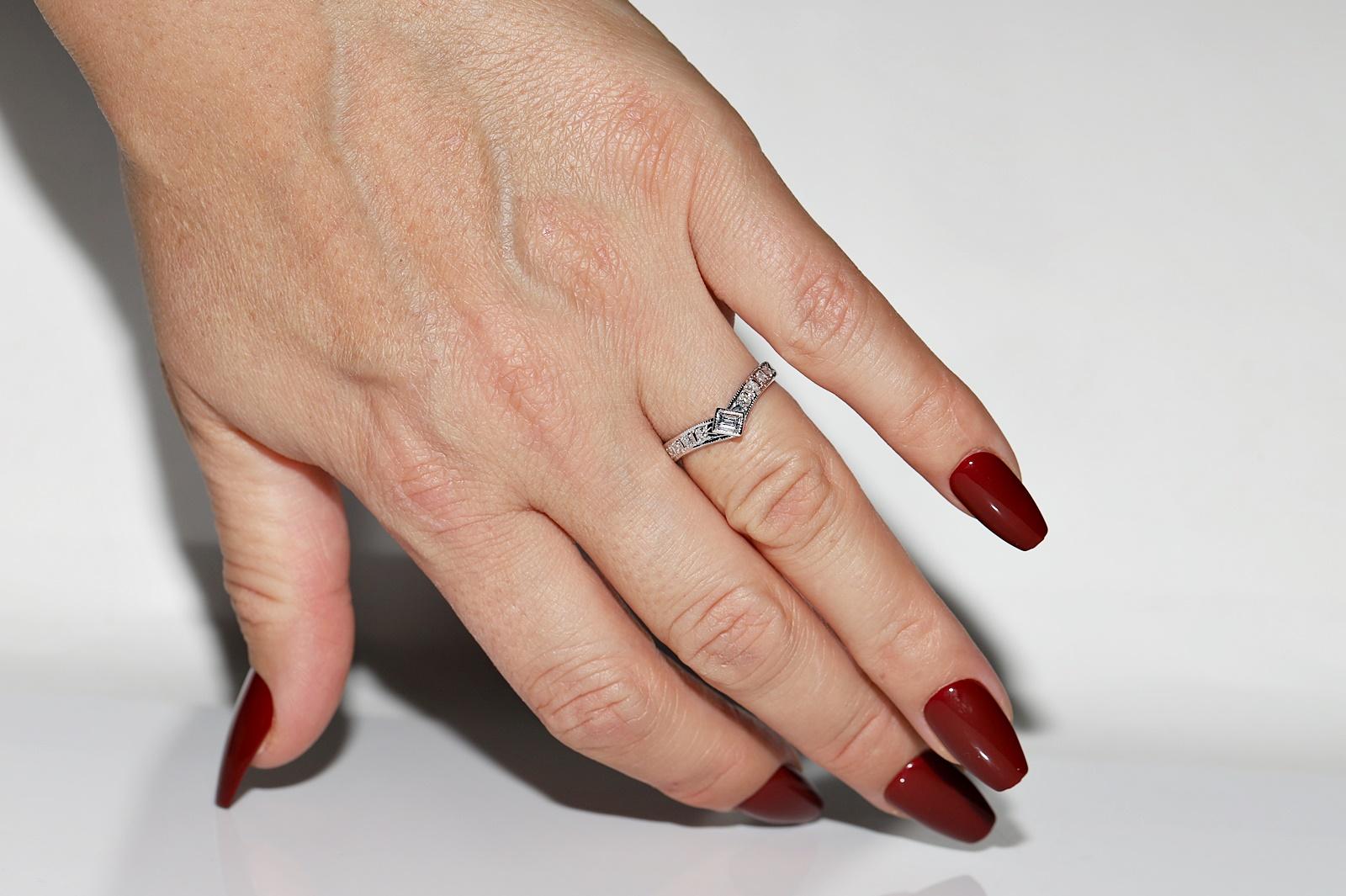 In sehr gutem Zustand.
Das Gesamtgewicht beträgt 2.2 Gramm.
Insgesamt ist Diamant 0,30 ct.
Der Diamant hat die Farbe G-H und die Reinheit vvs-vs-s1.
Ringgröße ist US 6.25 (Wir bieten kostenlose Größenänderung)
Wir können jede Größe herstellen.
Die