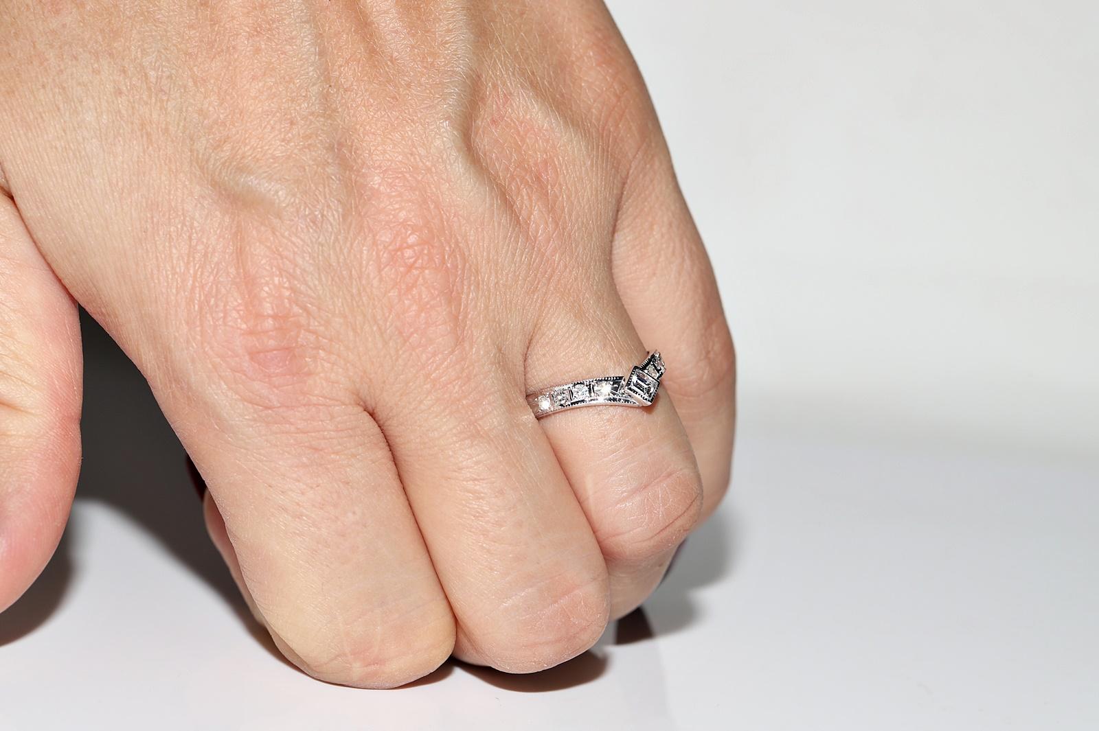 Vintage Circa 1980er Jahre 14k Gold Natürlicher Diamant Dekorierter Vintage-Ring (Brillantschliff) im Angebot