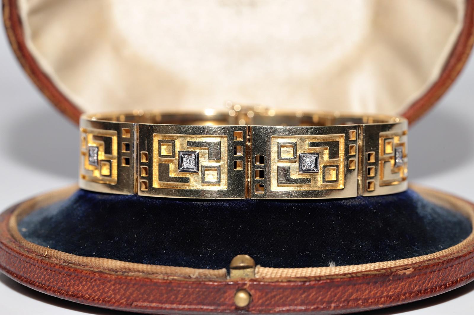 In sehr gutem Zustand.
Das Gesamtgewicht beträgt 48.2 Gramm.
Insgesamt ist der Diamant 0,32 ct.
Der Diamant ist G-H Farbe und vvs-vs Klarheit.
Die Gesamtlänge des Armbands beträgt 17.5 cm.
Die Box ist nicht enthalten.
Bitte kontaktieren Sie uns bei