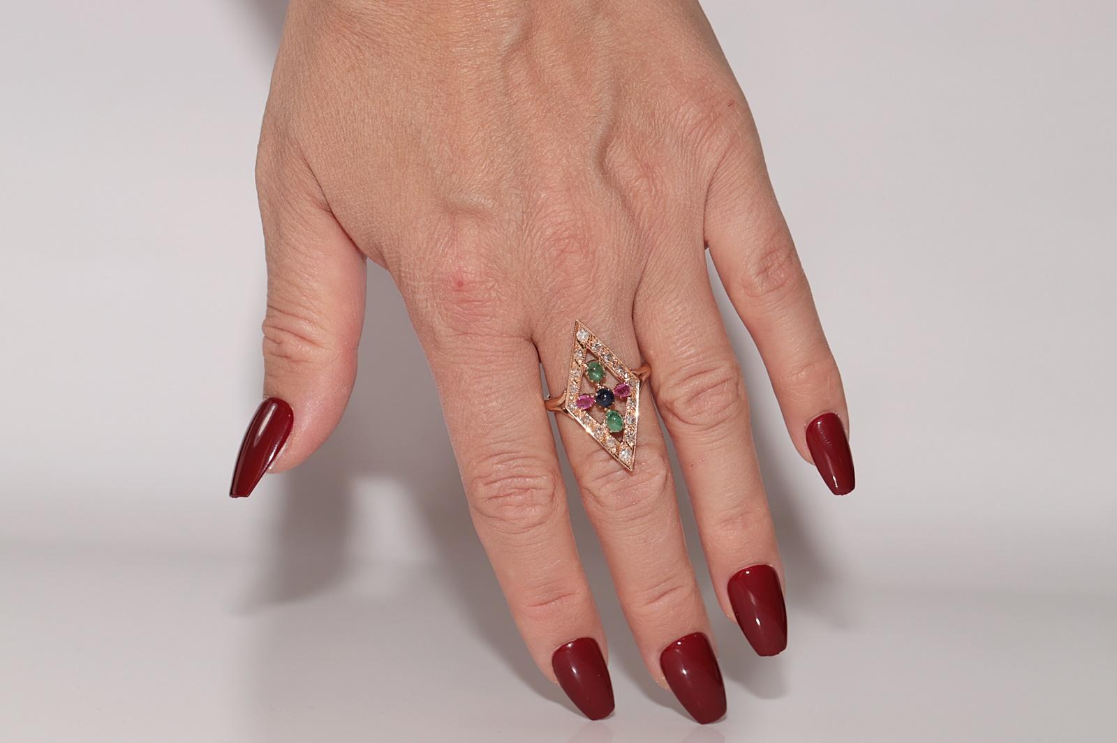 In sehr gutem Zustand.
Das Gesamtgewicht beträgt 5,7 Gramm.
Insgesamt ist Diamant 0,55 ct.
Der Diamant hat die Farbe G-H und die Reinheit Vs.
Insgesamt ist Smaragd 0,50 ct.
Insgesamt ist Saphir 0,30 ct.
Insgesamt ist Rubin 0,55 ct.
Ringgröße ist US