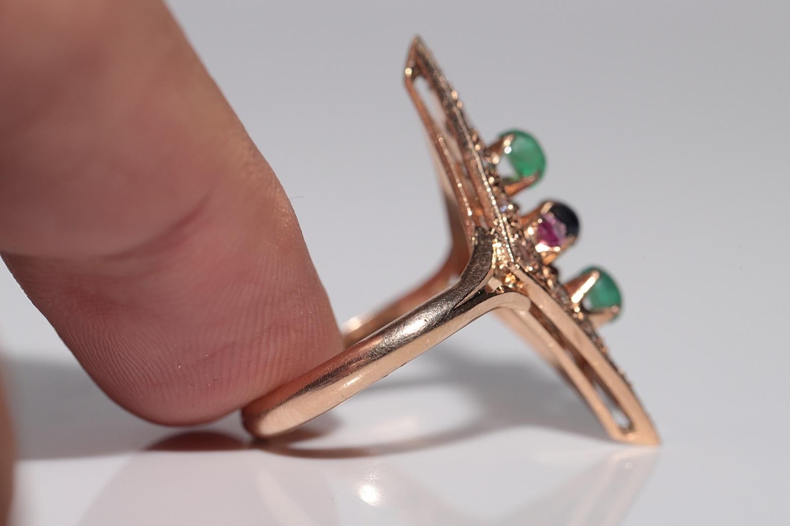 Vintage Circa 1980er Jahre 14k Gold natürlicher Diamant Smaragd Rubin und Saphir Ring (Einfacher Schliff) im Angebot