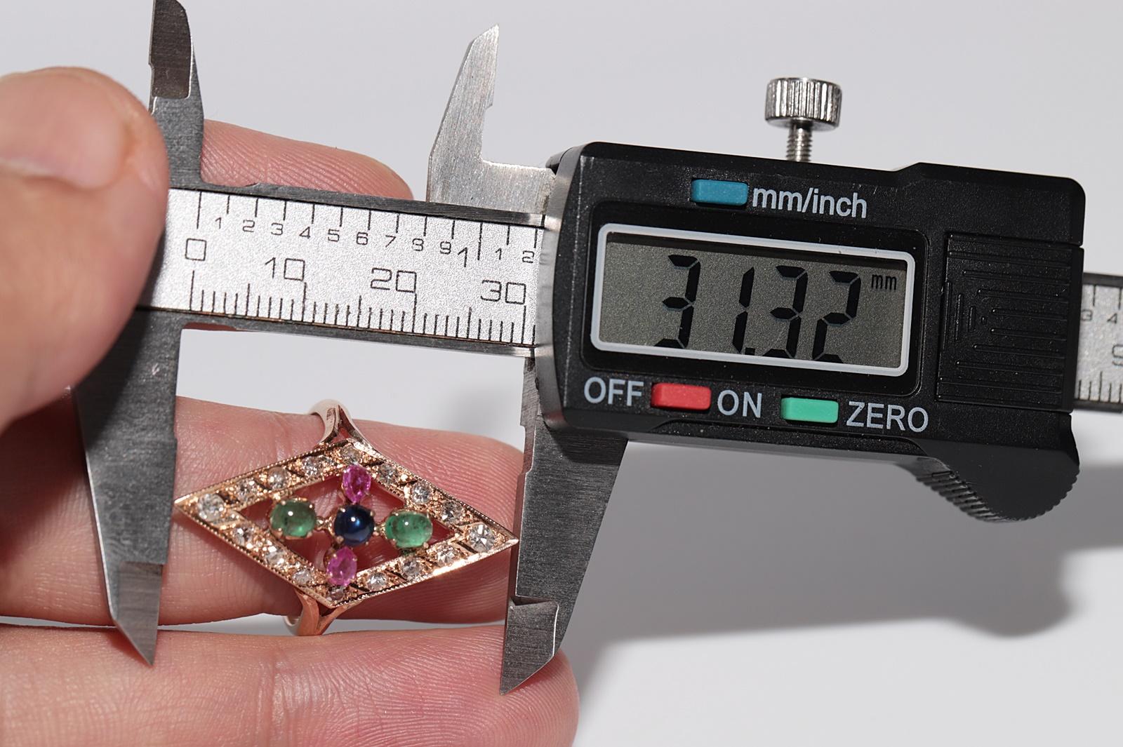 Vintage Circa 1980er Jahre 14k Gold natürlicher Diamant Smaragd Rubin und Saphir Ring im Angebot 1