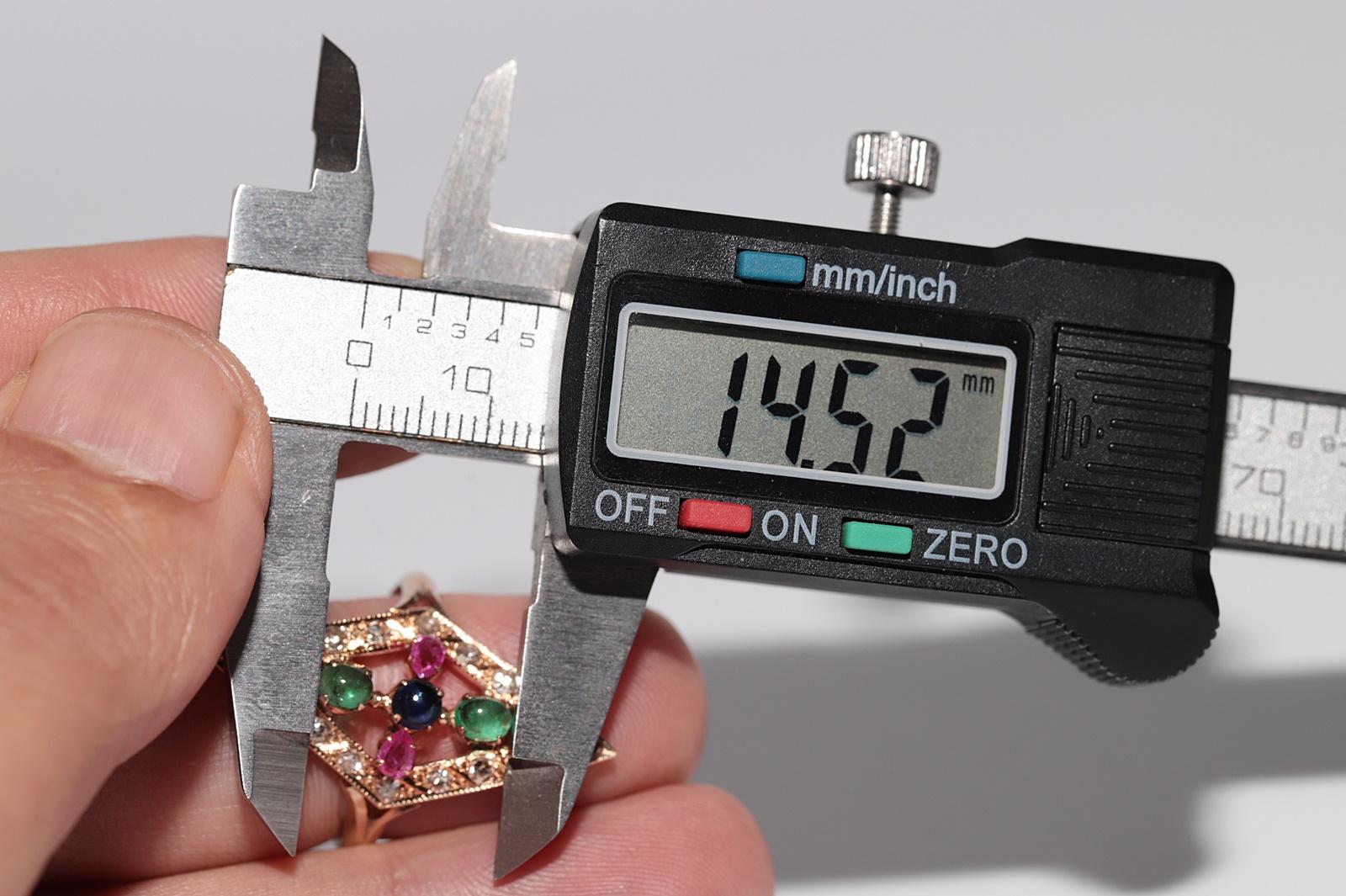 Vintage Circa 1980er Jahre 14k Gold natürlicher Diamant Smaragd Rubin und Saphir Ring im Angebot 2