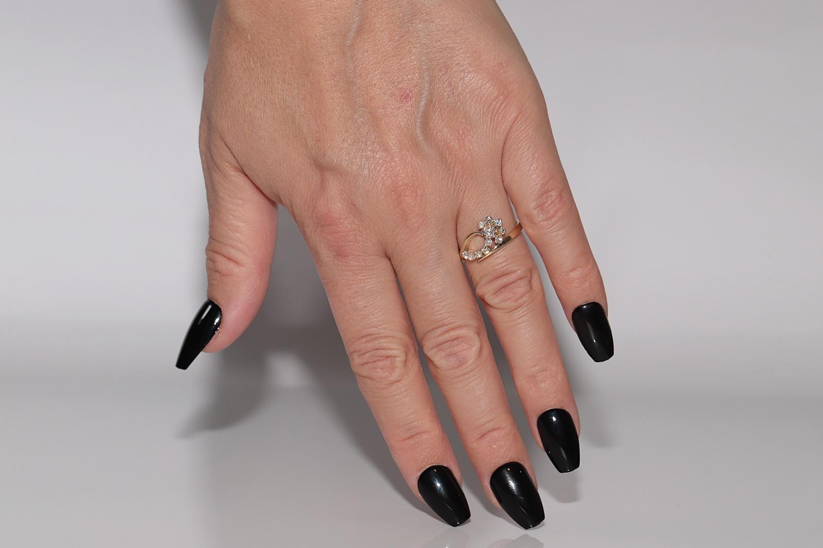 Anello stile fiori con diamanti naturali in oro 14k CIRCA 1980 in vendita 6