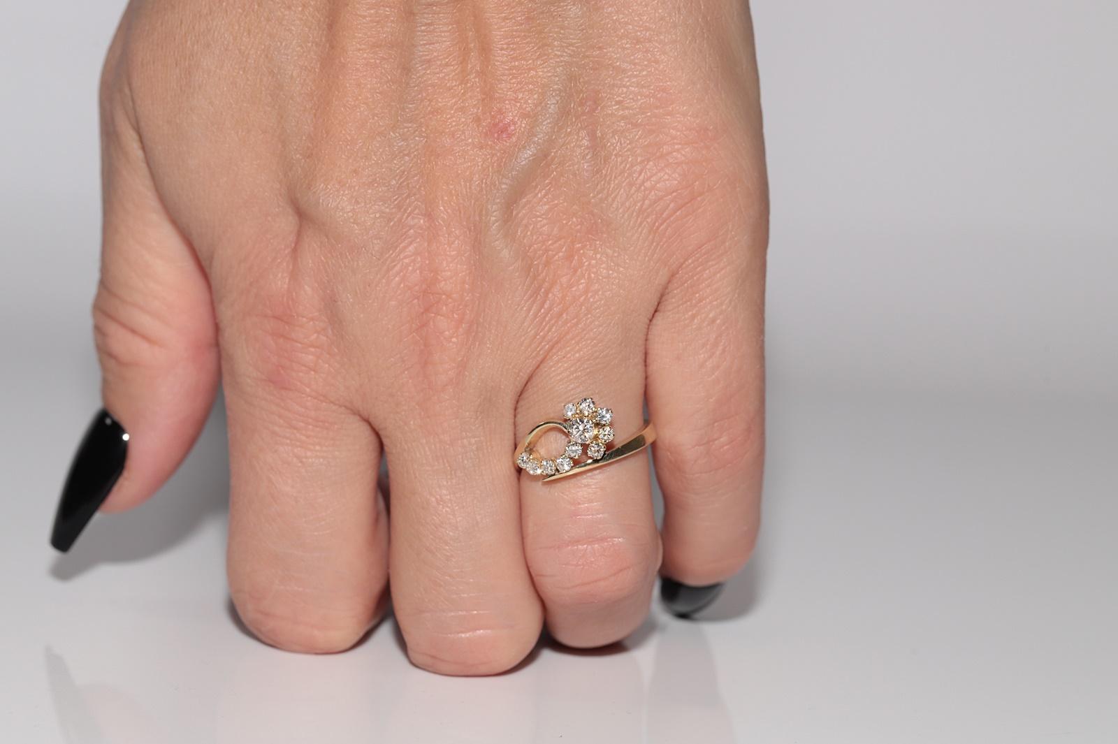Anello stile fiori con diamanti naturali in oro 14k CIRCA 1980 in vendita 7