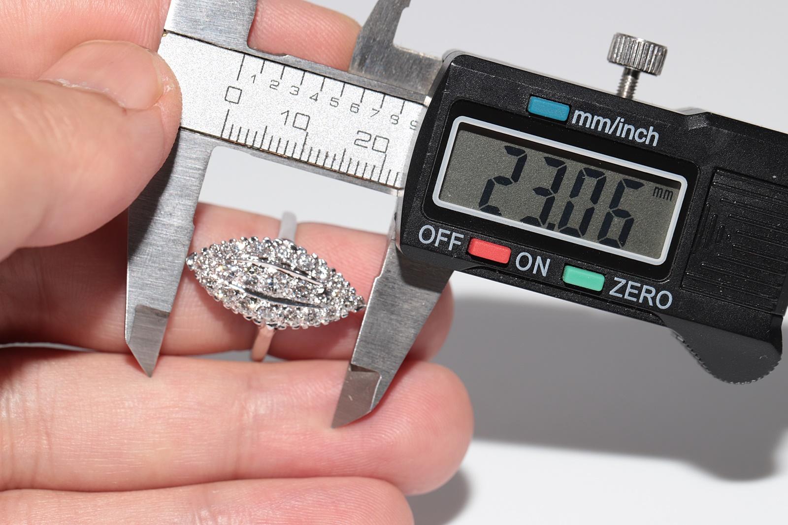 Vintage Circa 1980er Jahre 14k Gold natürlicher Diamant Navette Ring im Angebot 3