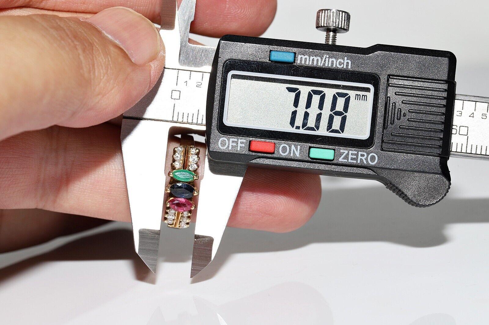 Vintage CIRCA 1980s 14k Gold Natürlicher Diamant Saphir und Smaragd Rubin Ring im Angebot 5