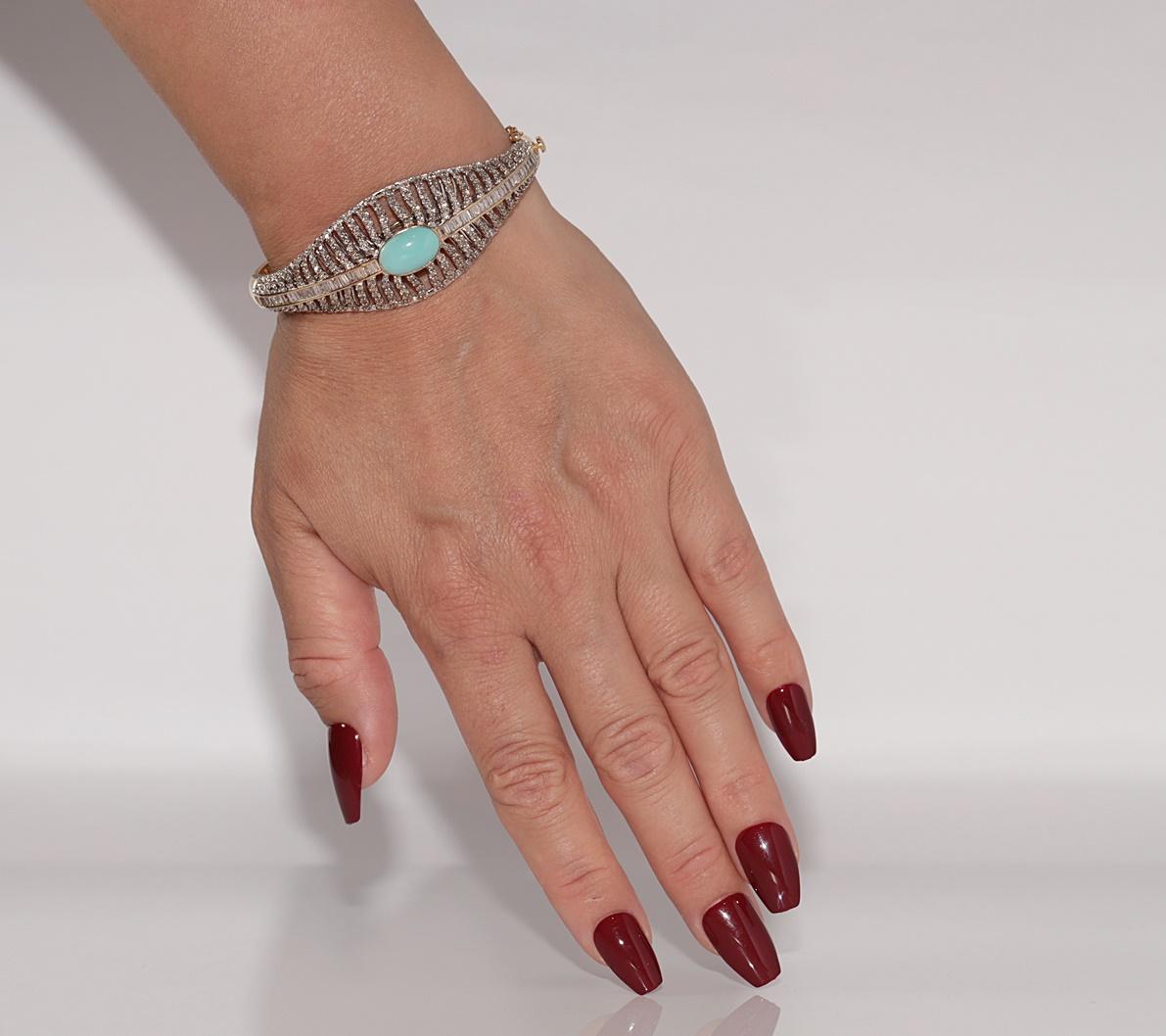 In sehr gutem Zustand.
Das Gesamtgewicht beträgt 24 Gramm.
Insgesamt ist Diamant 4.45 ct.
Der Diamant hat die Farbe G-H-I-J-K-Light brown und die Reinheit s1-s2-s3.
Die Schachtel ist nicht enthalten.
Bitte kontaktieren Sie uns bei Fragen.