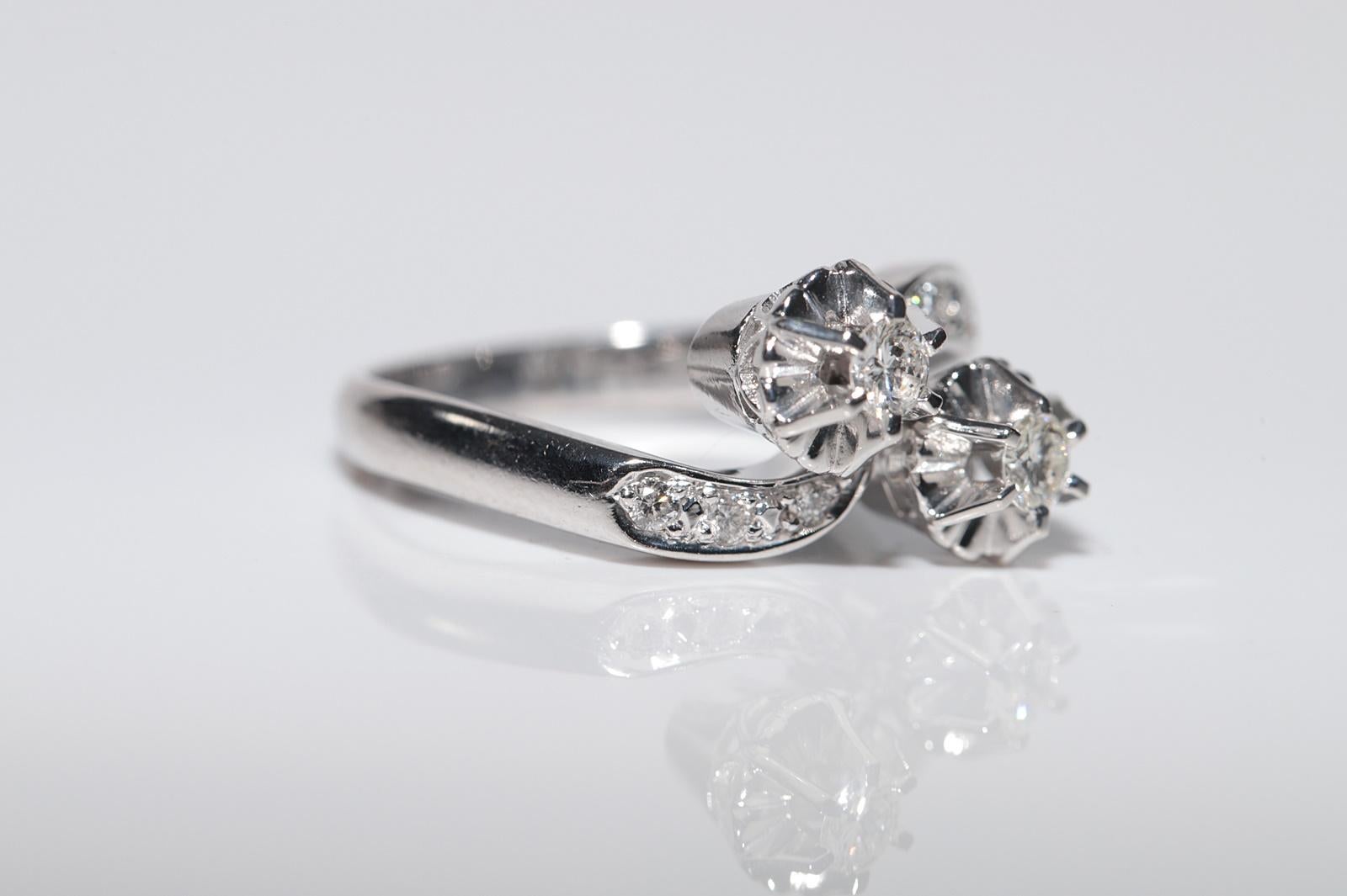 Vintage Circa 1980s 14k White Gold Natural Diamond Decorated Ring In Good Condition For Sale In Fatih/İstanbul, 34