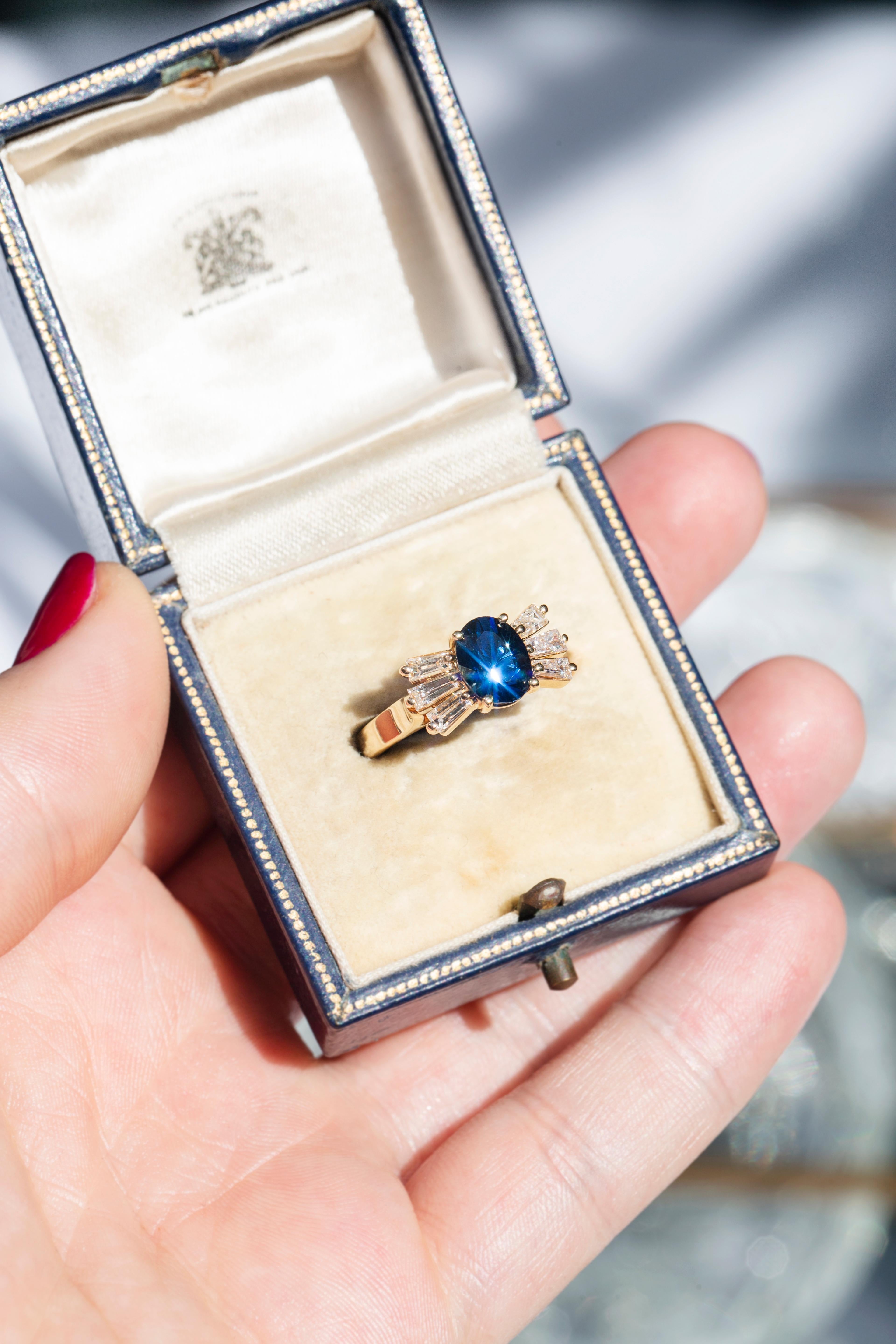 Women's or Men's Vintage Circa 1980s 1.78 Carat Sapphire & Baguette Diamond Ring 18ct Yellow Gold For Sale