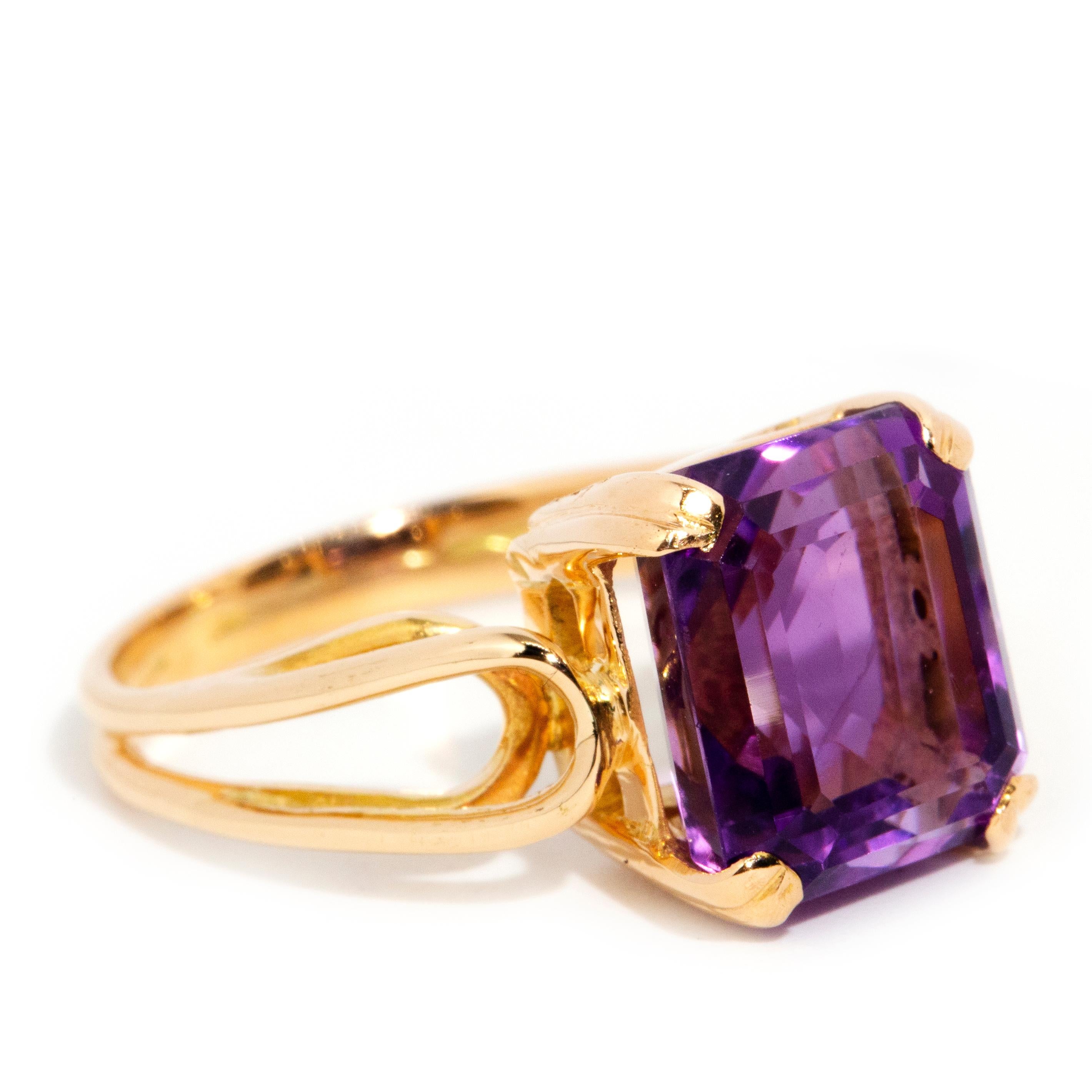 Women's Vintage Circa 1980s 18 Carat Yellow Gold Emerald Cut Bright Purple Amethyst Ring For Sale