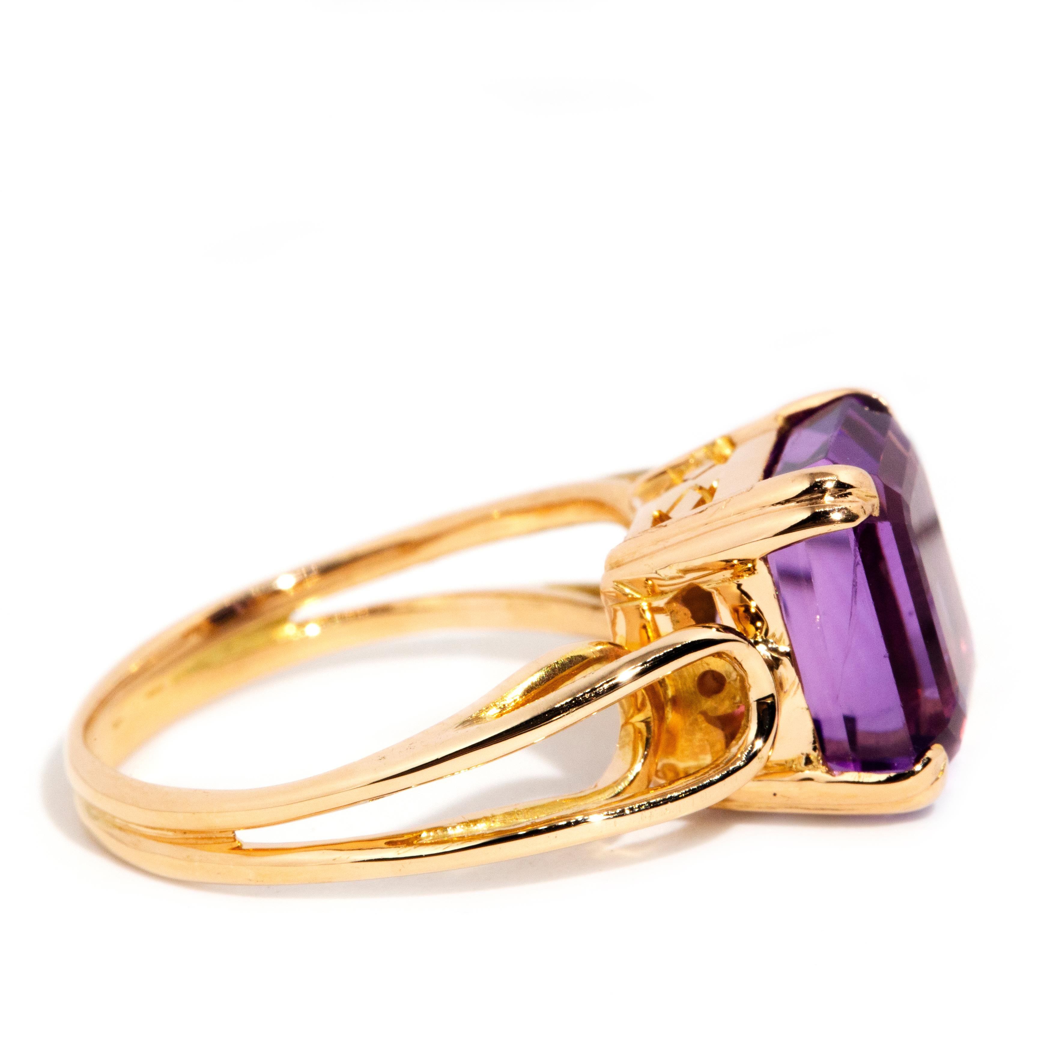 Vintage Circa 1980s 18 Carat Yellow Gold Emerald Cut Bright Purple Amethyst Ring For Sale 2