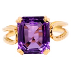 Vintage Circa 1980s 18 Carat Yellow Gold Emerald Cut Bright Purple Amethyst Ring