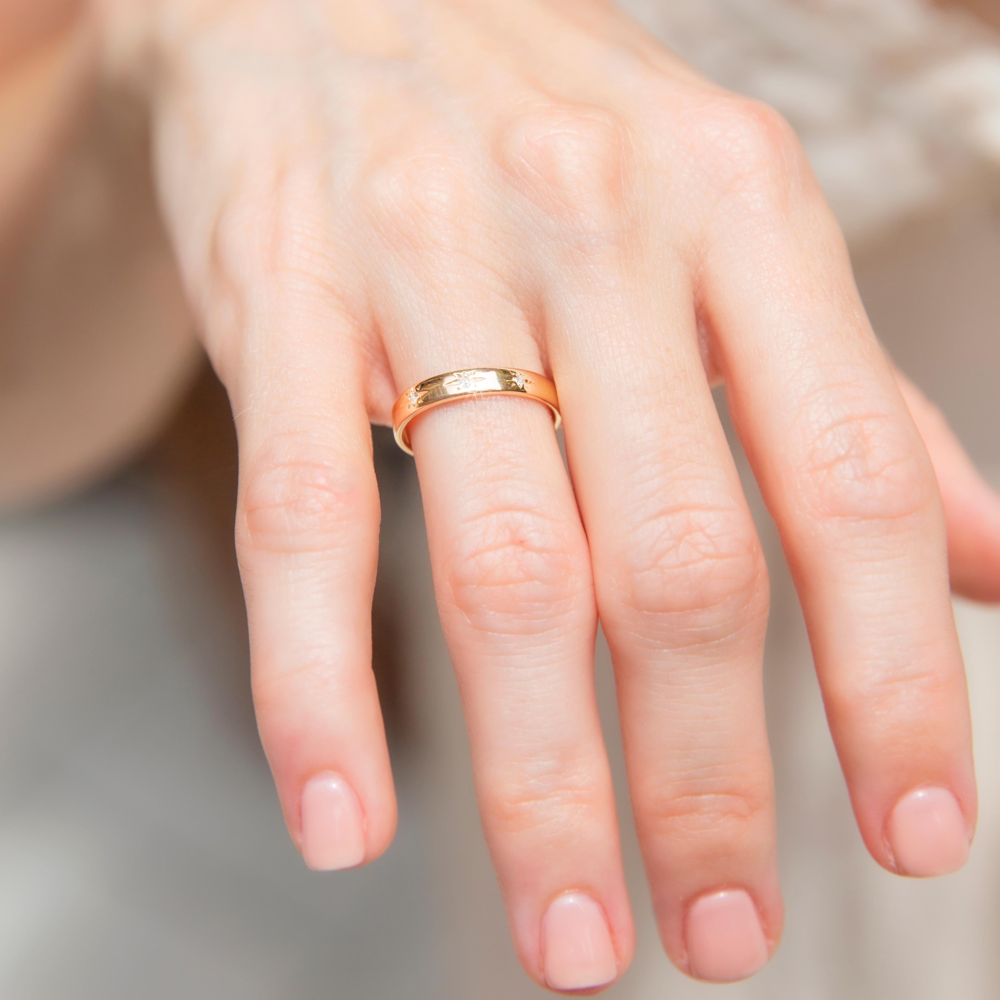 Dieser bezaubernde Ring aus 18 Karat Gelbgold im Vintage-Stil aus den 1980er Jahren ist mit drei glitzernden, sternförmig angeordneten Diamanten im Einzelschliff verziert. Wir haben diesen schönen Ring 