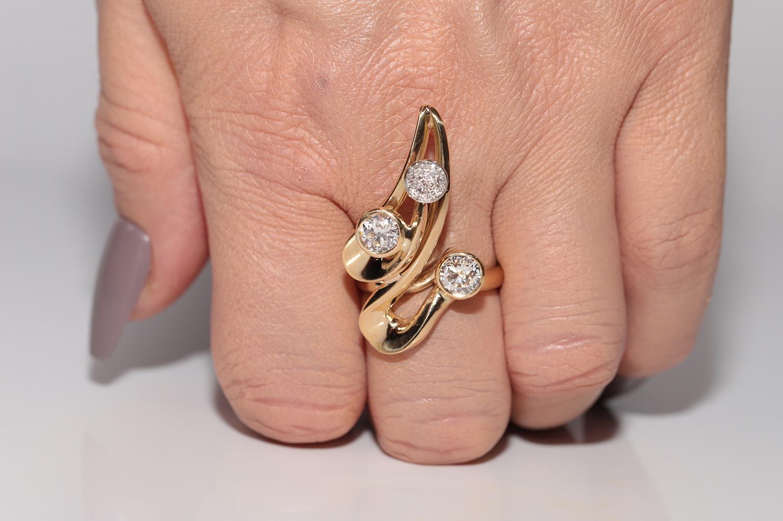 Vintage Circa 1980s Oro 18k Artesanal  Anillo Fuerte Decorado con Diamantes Naturales en venta 12