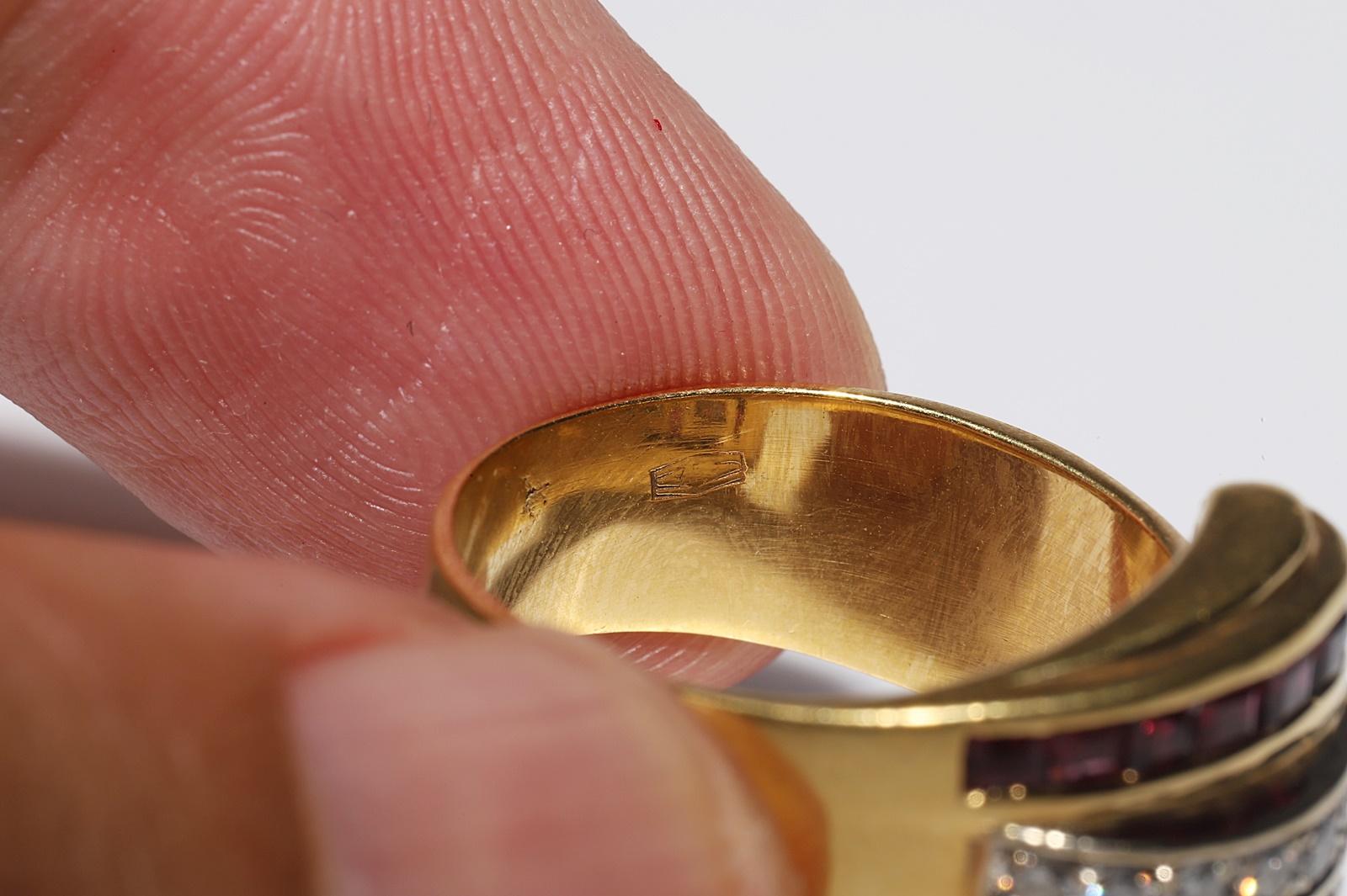 Vintage Circa 1980s 18k Gold İtaly Made Natural Diamond And Caliber Ruby Ring For Sale 5