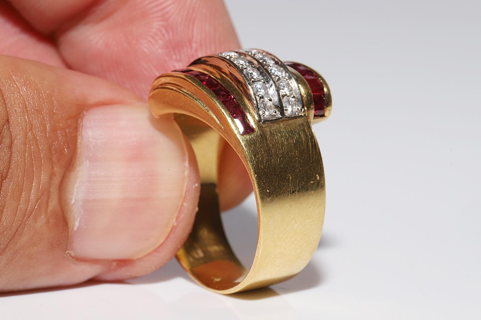 Vintage Circa 1980s 18k Gold İtaly Made Natural Diamond And Caliber Ruby Ring For Sale 6