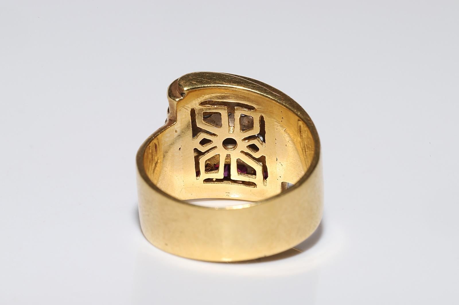 Vintage Circa 1980s 18k Gold İtaly Made Natural Diamond And Caliber Ruby Ring For Sale 3