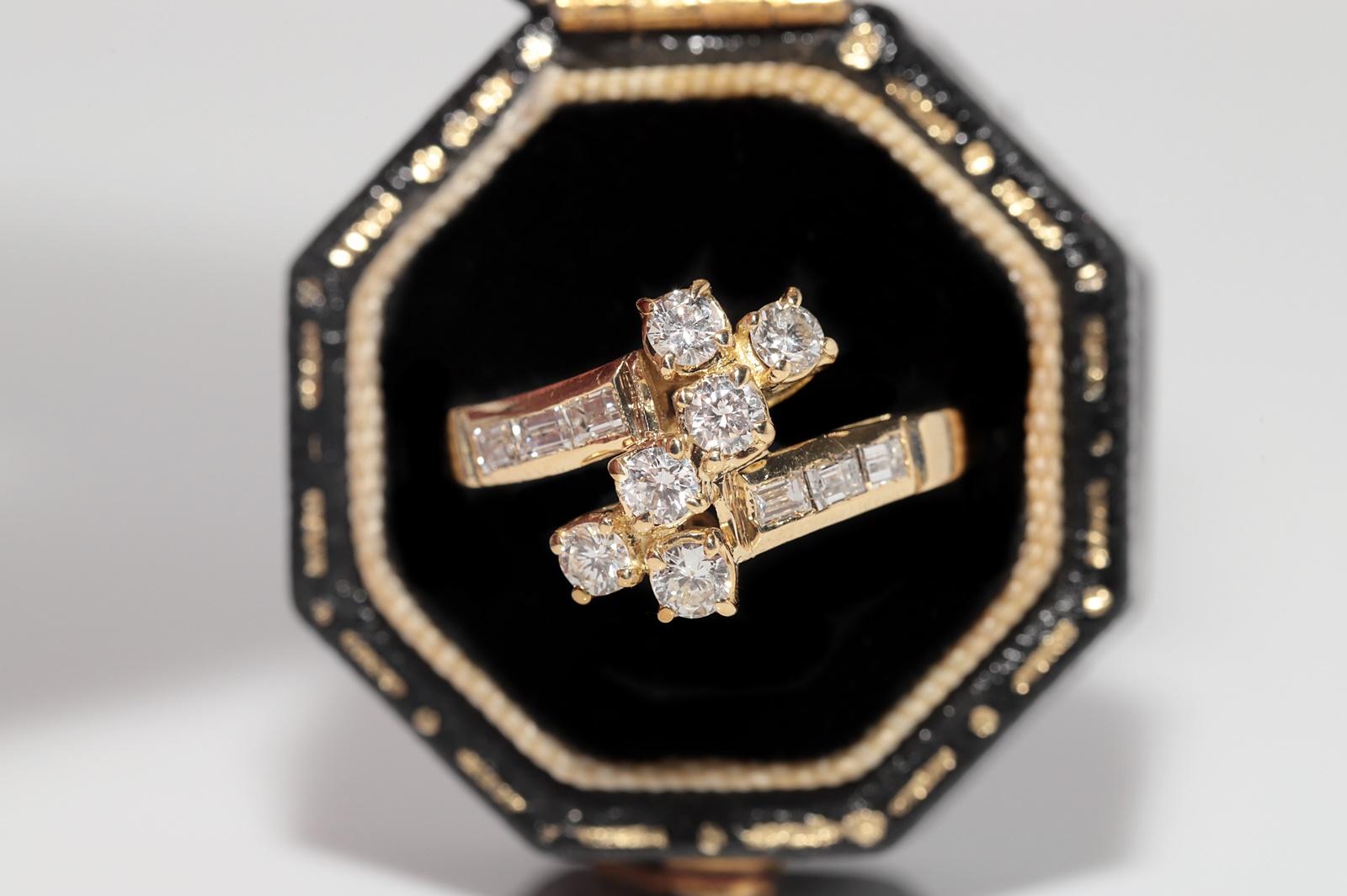 In ottime condizioni.
Il peso totale è di 3,1 grammi.
Totalmente è un diamante da 0,64 carati.
Il diamante ha colore F e purezza vvs1.
La misura dell'anello è US 6
Possiamo realizzare qualsiasi dimensione.
La scatola non è inclusa.
Per qualsiasi