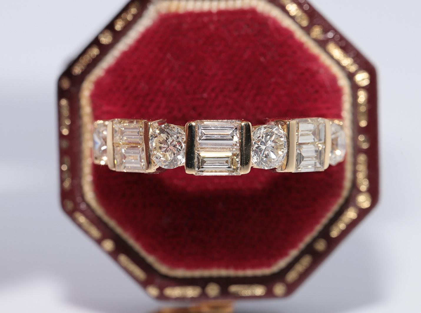 In sehr gutem Zustand.
Das Gesamtgewicht beträgt 6,7 Gramm.
Insgesamt ist der Diamant 1 ct.
Der Diamant hat die Farbe H-I-J und die Reinheit vvs1.
Ringgröße ist US 6
Wir können jede Größe herstellen.
Die Schachtel ist nicht enthalten.
Bitte