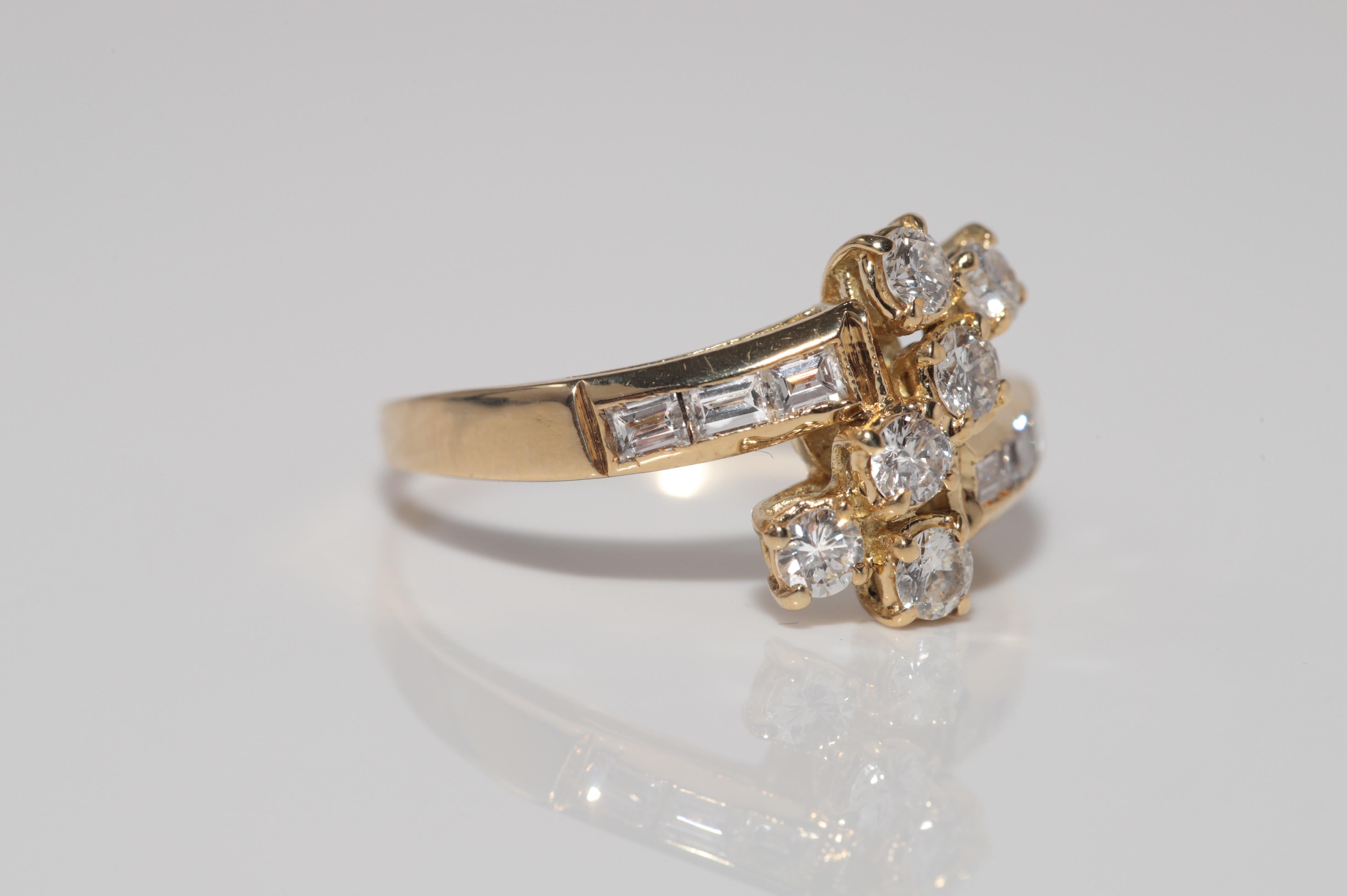 Anello Vintage CIRCA 1980 in oro 18k con diamanti naturali taglio Baguette e taglio Brilliante In condizioni buone in vendita a Fatih/İstanbul, 34