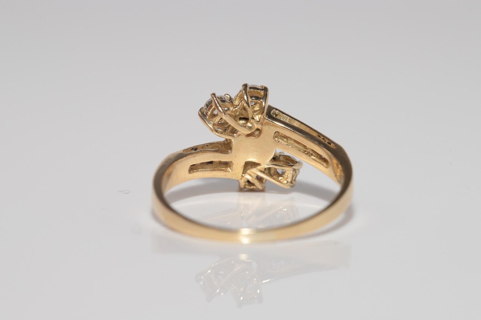 Anello Vintage CIRCA 1980 in oro 18k con diamanti naturali taglio Baguette e taglio Brilliante in vendita 2