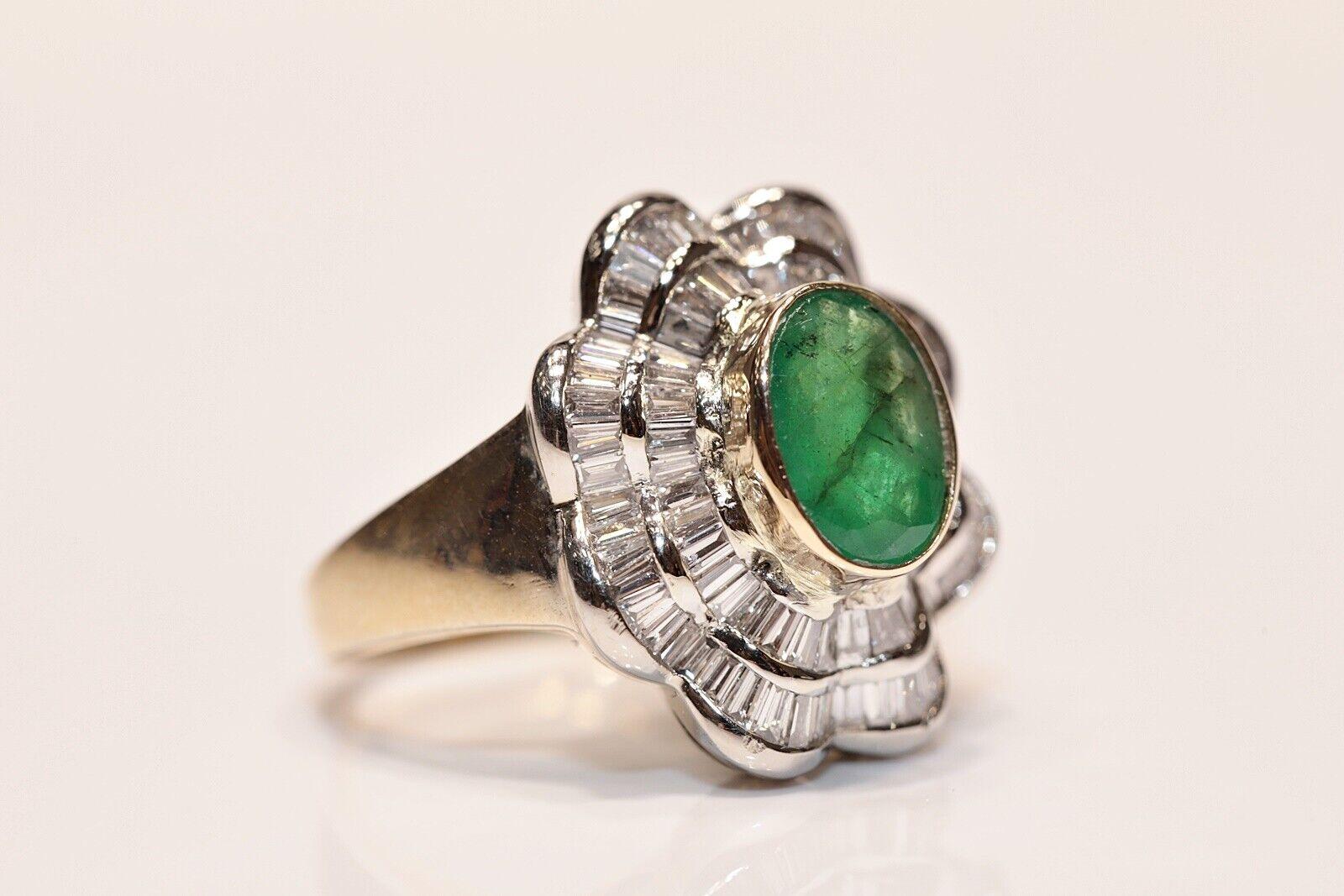 Vintage Circa 1980s 18k Gold Natural Baguette Cut Diamond And Emerald Ring  In Good Condition For Sale In Fatih/İstanbul, 34