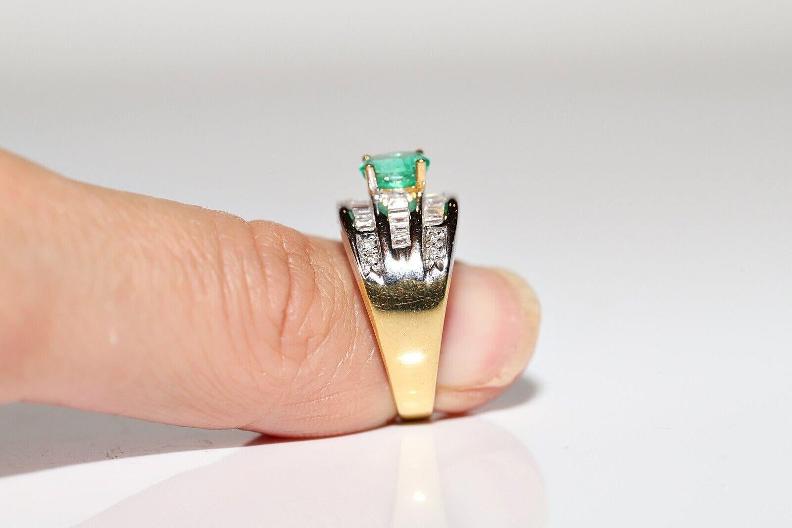 Vintage Circa 1980s 18k Gold Natural Baguette Cut Diamond And Emerald Ring In Good Condition For Sale In Fatih/İstanbul, 34