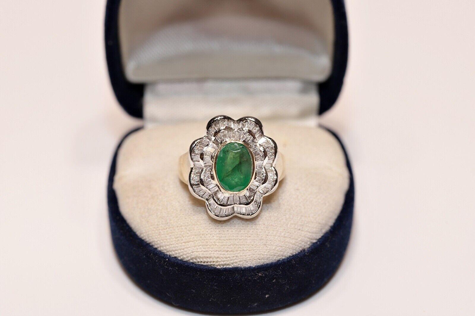 Vintage Circa 1980s 18k Gold Natural Baguette Cut Diamond And Emerald Ring  For Sale 4