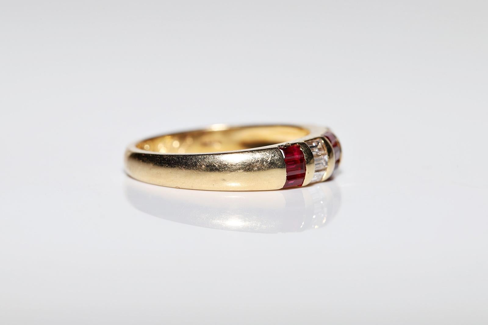 Vintage Circa 1980s 18k Gold Natural Baguette Cut Diamond And Ruby Band Ring  In Good Condition For Sale In Fatih/İstanbul, 34